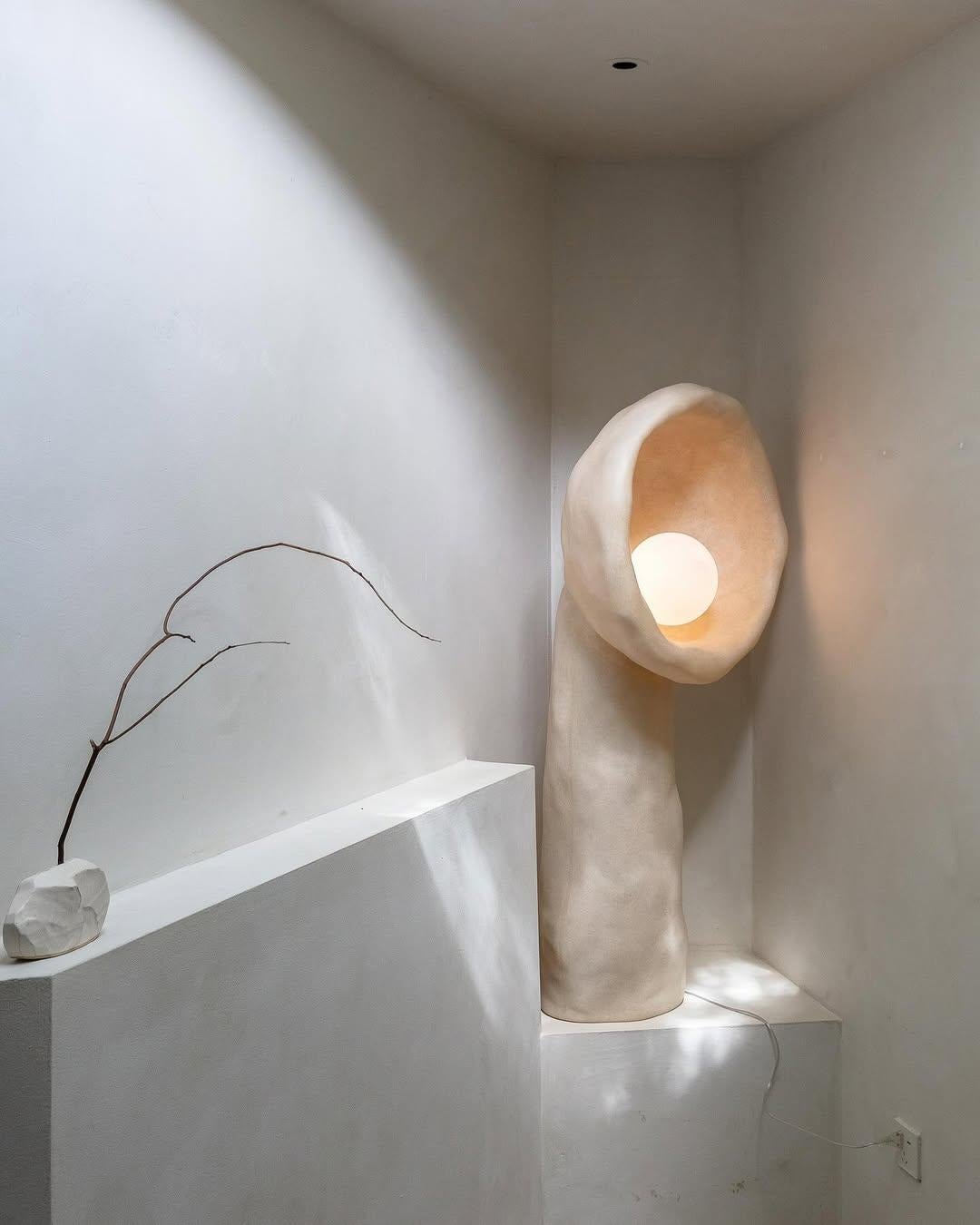 Lampadaire en fibre de verre de forme organique beige naturel de Kar x Faina en vente 12