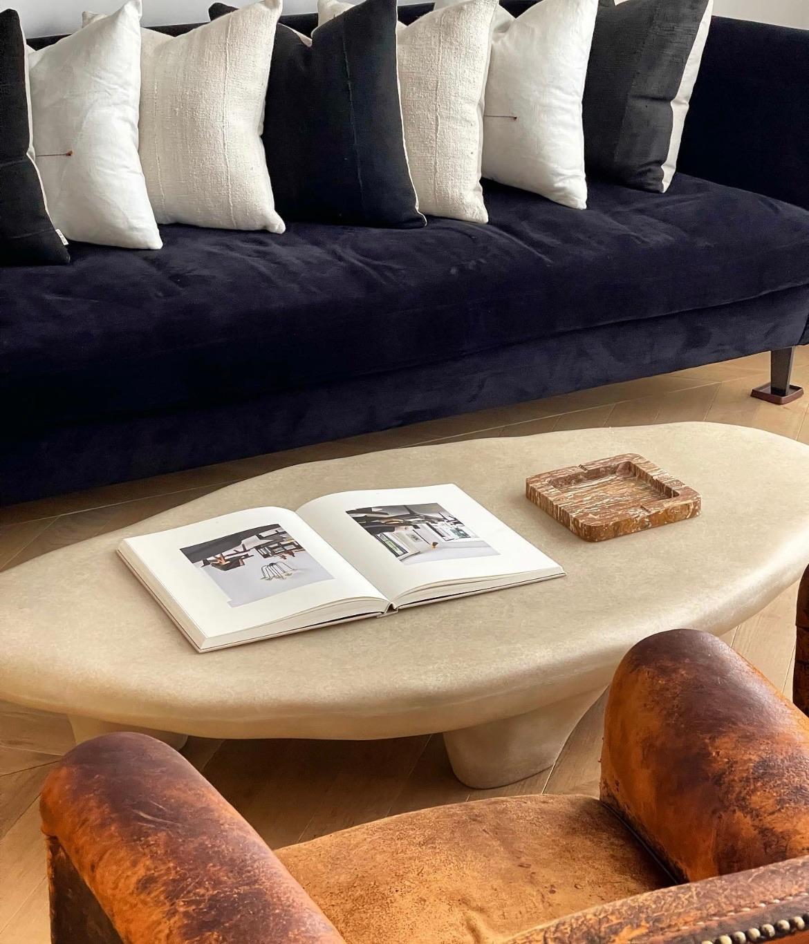 Tavolino in fibra di vetro beige naturale a treppiede, dalla forma organica e unica, di kar in vendita 6