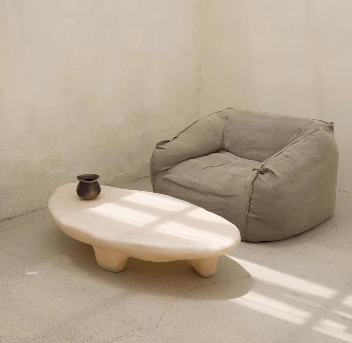 Tavolino in fibra di vetro beige naturale a treppiede, dalla forma organica e unica, di kar in vendita 8