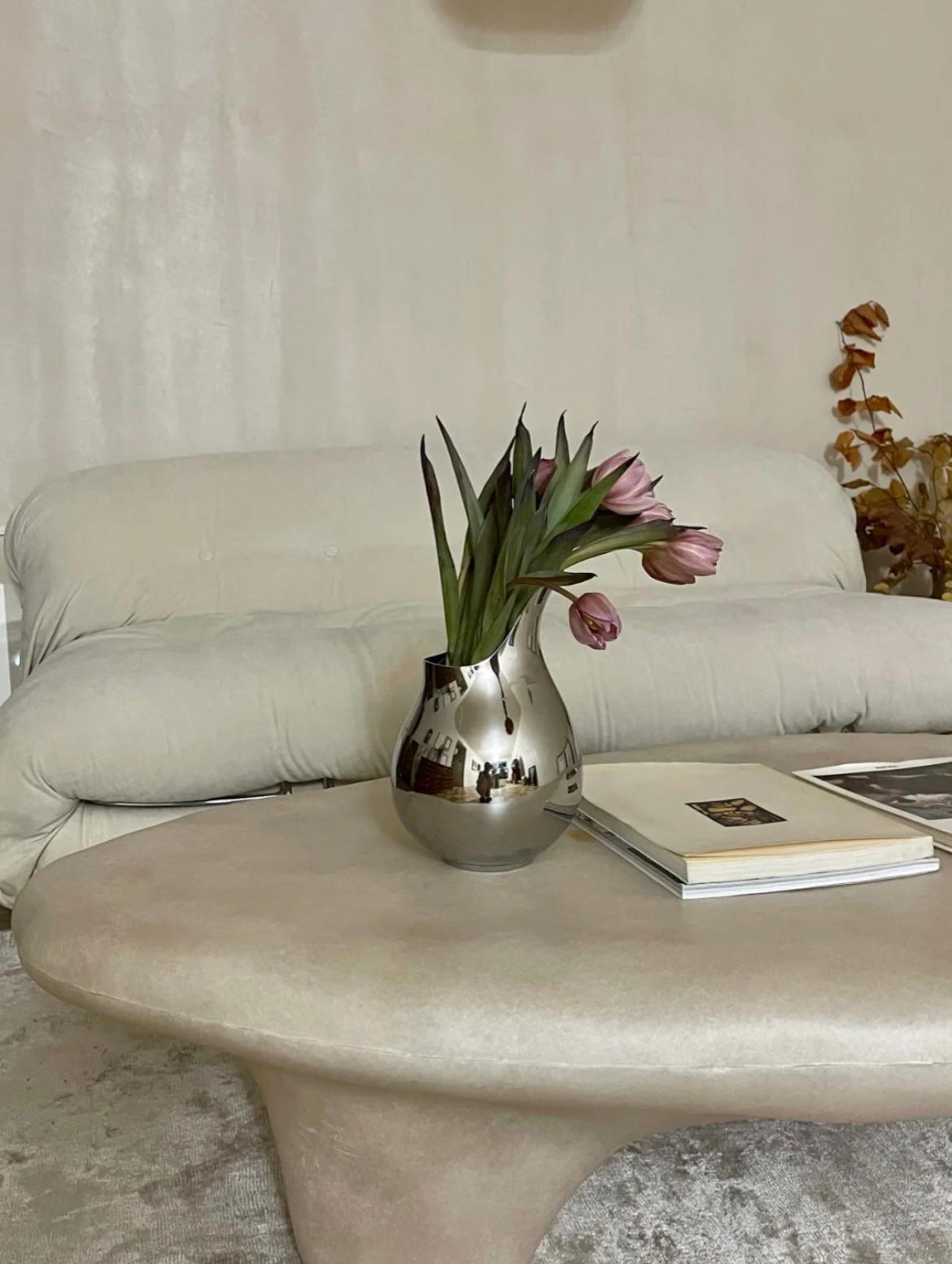 Tavolino in fibra di vetro beige naturale a treppiede, dalla forma organica e unica, di kar in vendita 9
