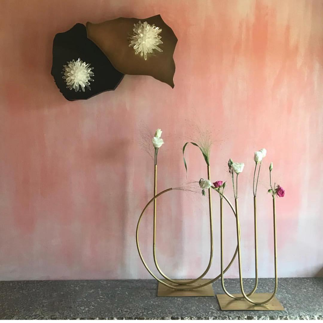 Postmoderno Organic Form A Sugar Bomb Mono Sconce in ossidiana e ottone di Christopher Boots in vendita