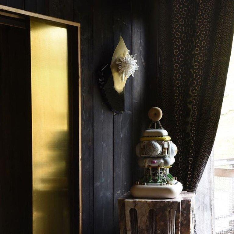 Pietra Organic Form A Sugar Bomb Mono Sconce in ossidiana e ottone di Christopher Boots in vendita