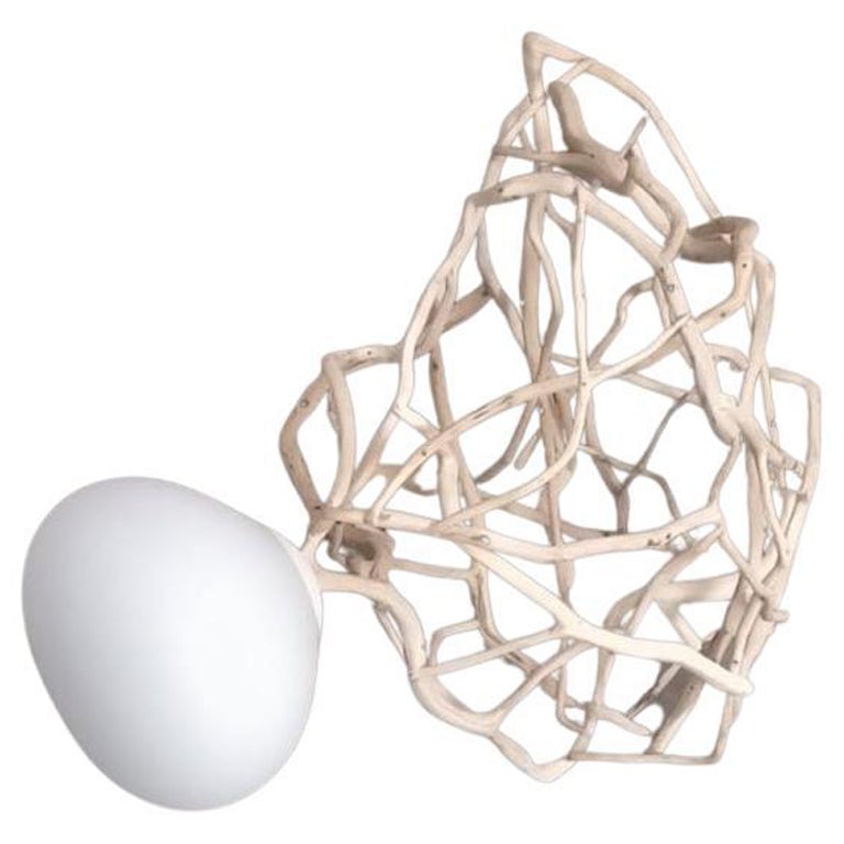 Colgante Cocoon de forma orgánica en madera tejida y cristal esmerilado, de Jérôme Pereira en venta