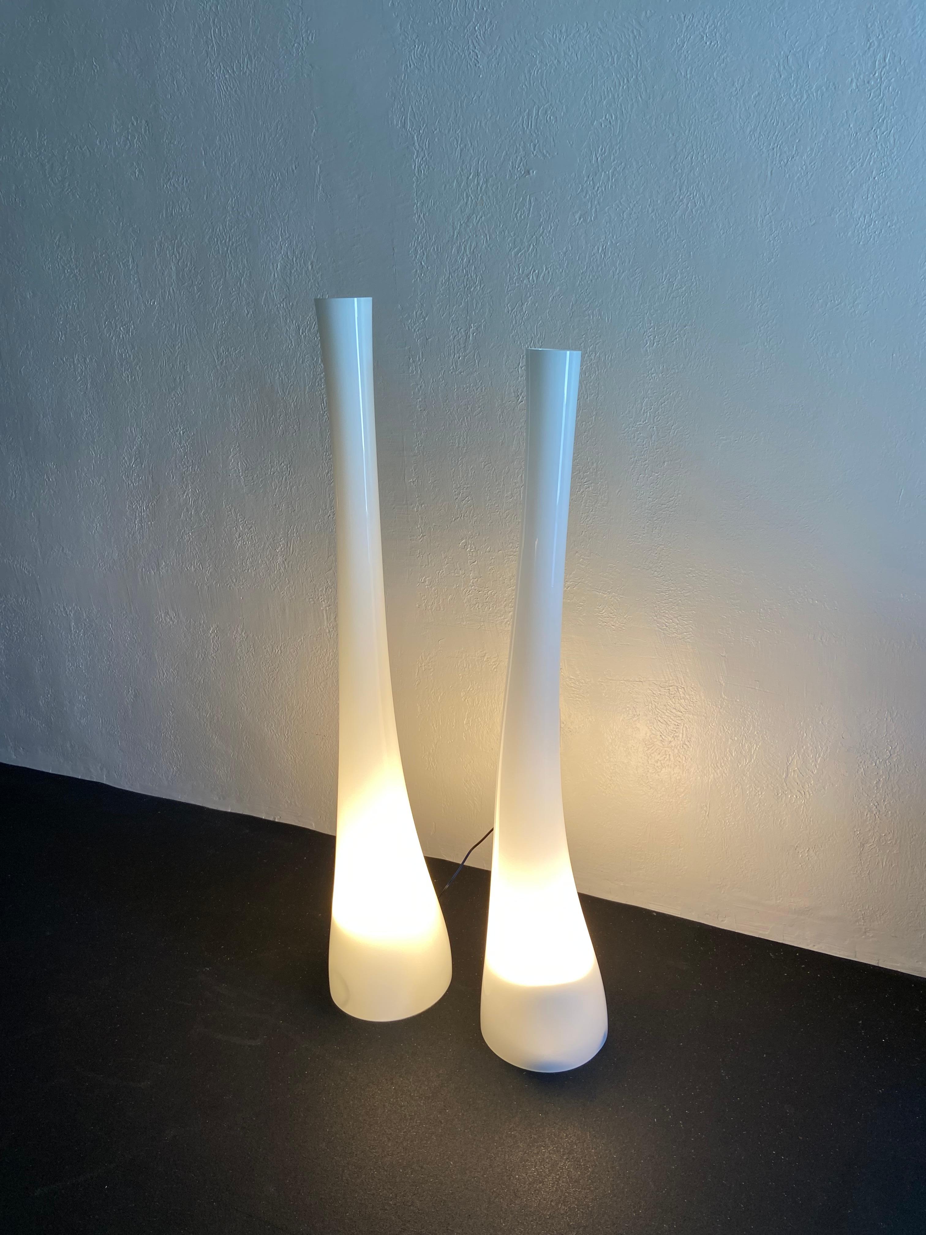 Mid-Century Modern Paire de lampadaires en verre organique de style Holmegaard de forme libre en vente