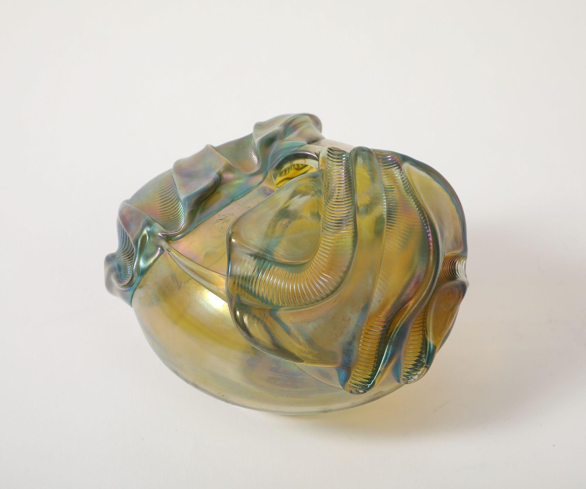 Organico moderno Vaso di vetro organico floreale a forma libera in tonalità oro iridescente in vendita
