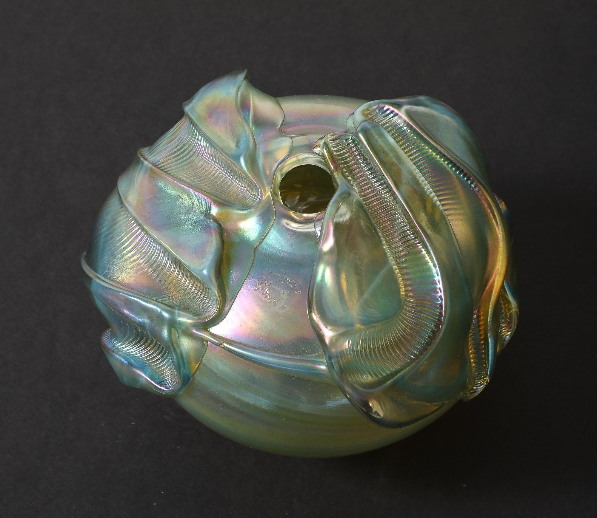 Un grande vaso organico in vetro a forma libera in una tonalità oro iridescente. Un vaso soffiato a mano che può essere combinato con il suo gemello d'argento realizzato dalla stessa mano.