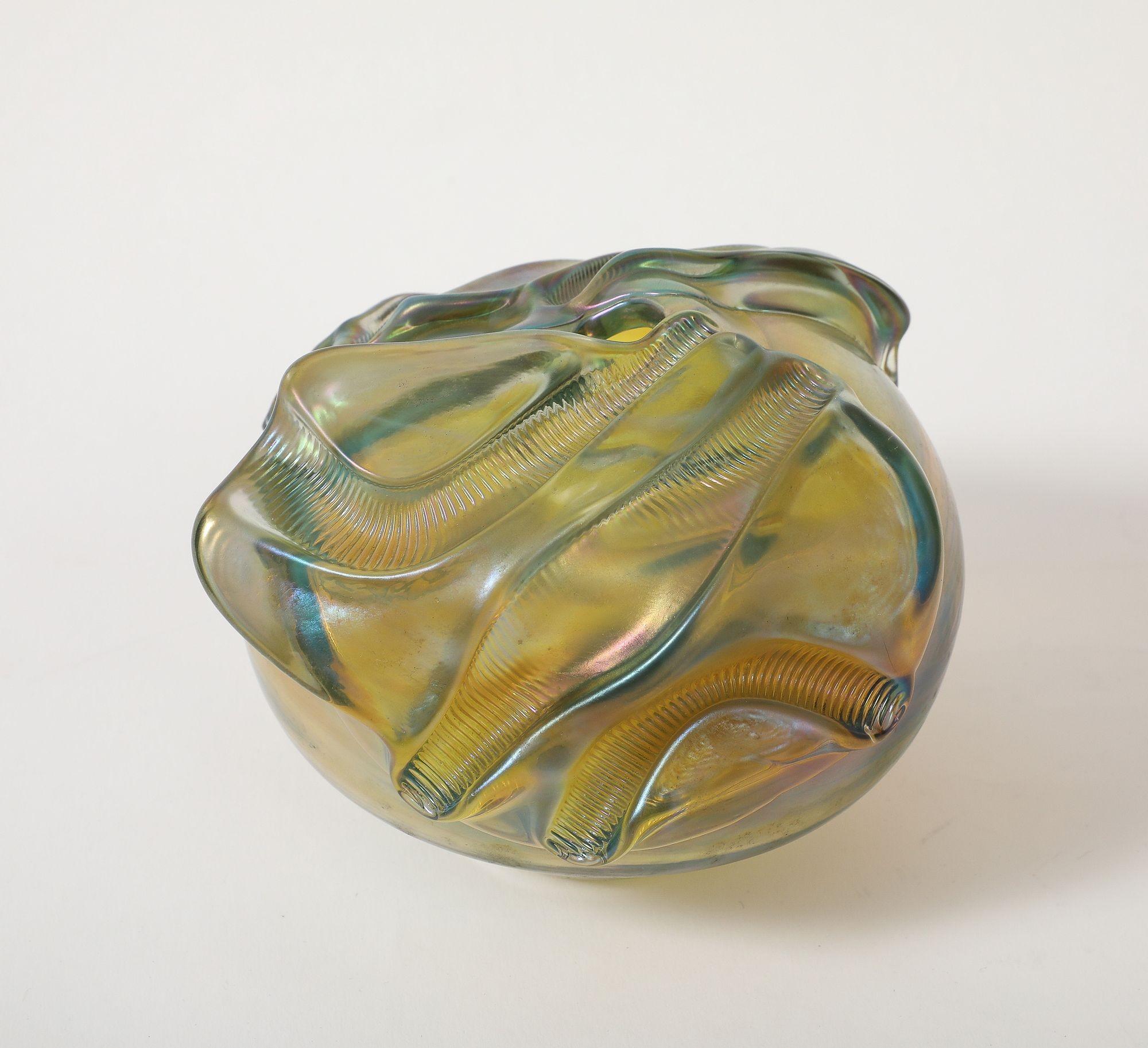 Nordamericano Vaso di vetro organico floreale a forma libera in tonalità oro iridescente in vendita