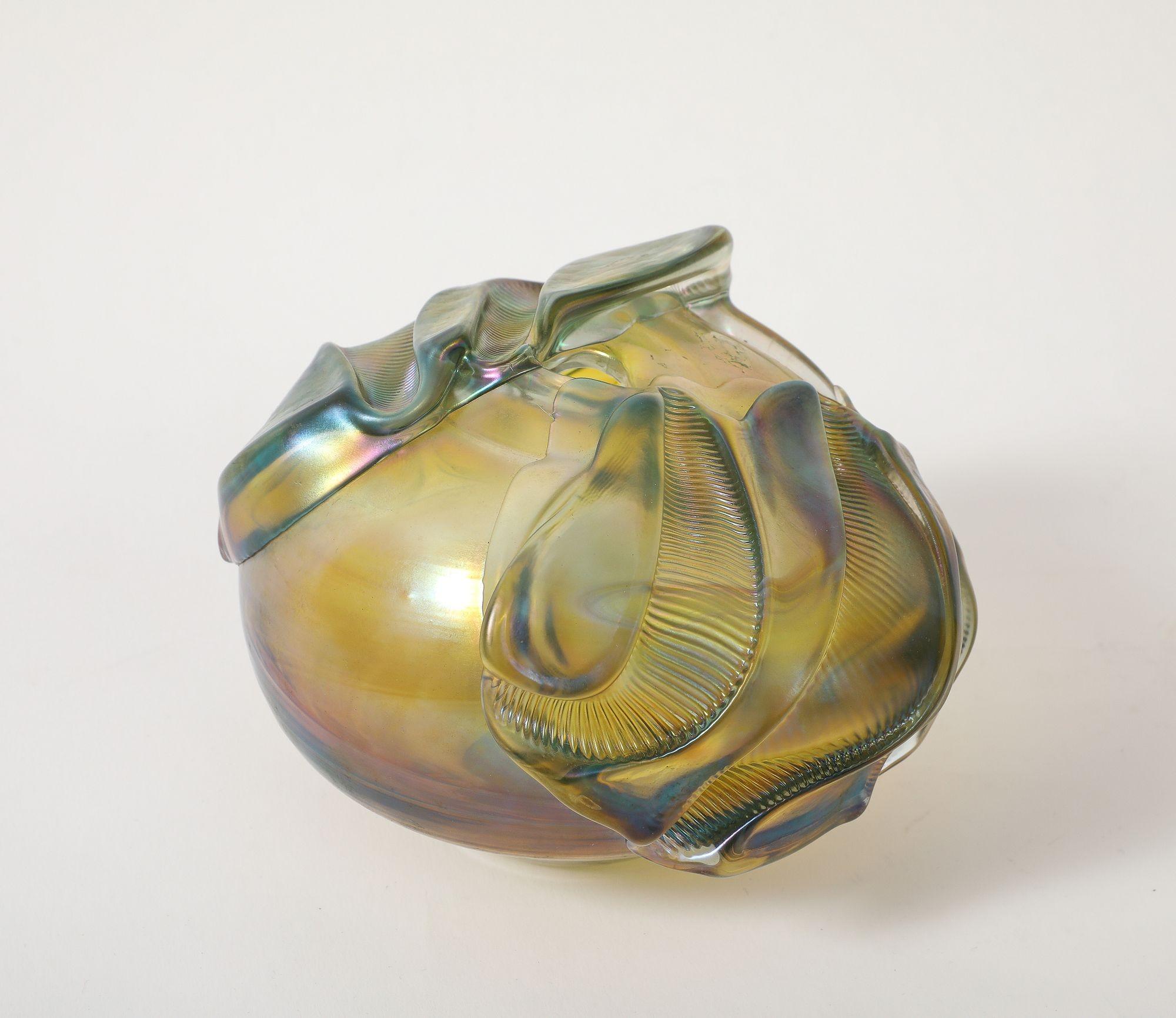 Vaso di vetro organico floreale a forma libera in tonalità oro iridescente In condizioni buone in vendita a New York, NY