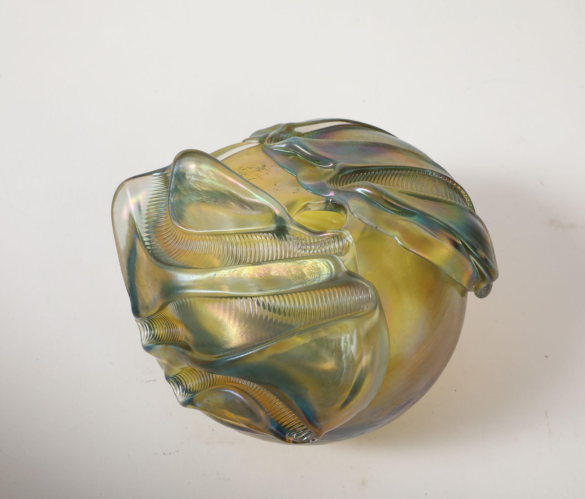 XXI secolo e contemporaneo Vaso di vetro organico floreale a forma libera in tonalità oro iridescente in vendita