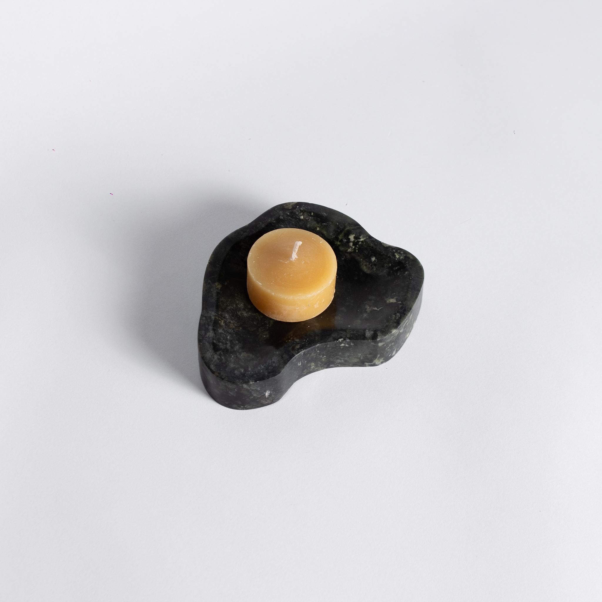Este tesoro hecho a mano con auténticas gemas semipreciosas de ónice negro es el cofre perfecto para guardar pequeños objetos esenciales. Elegante y orgánico a la vez, este sofisticado plato es un gran complemento para cualquier mesa.

Este dulce