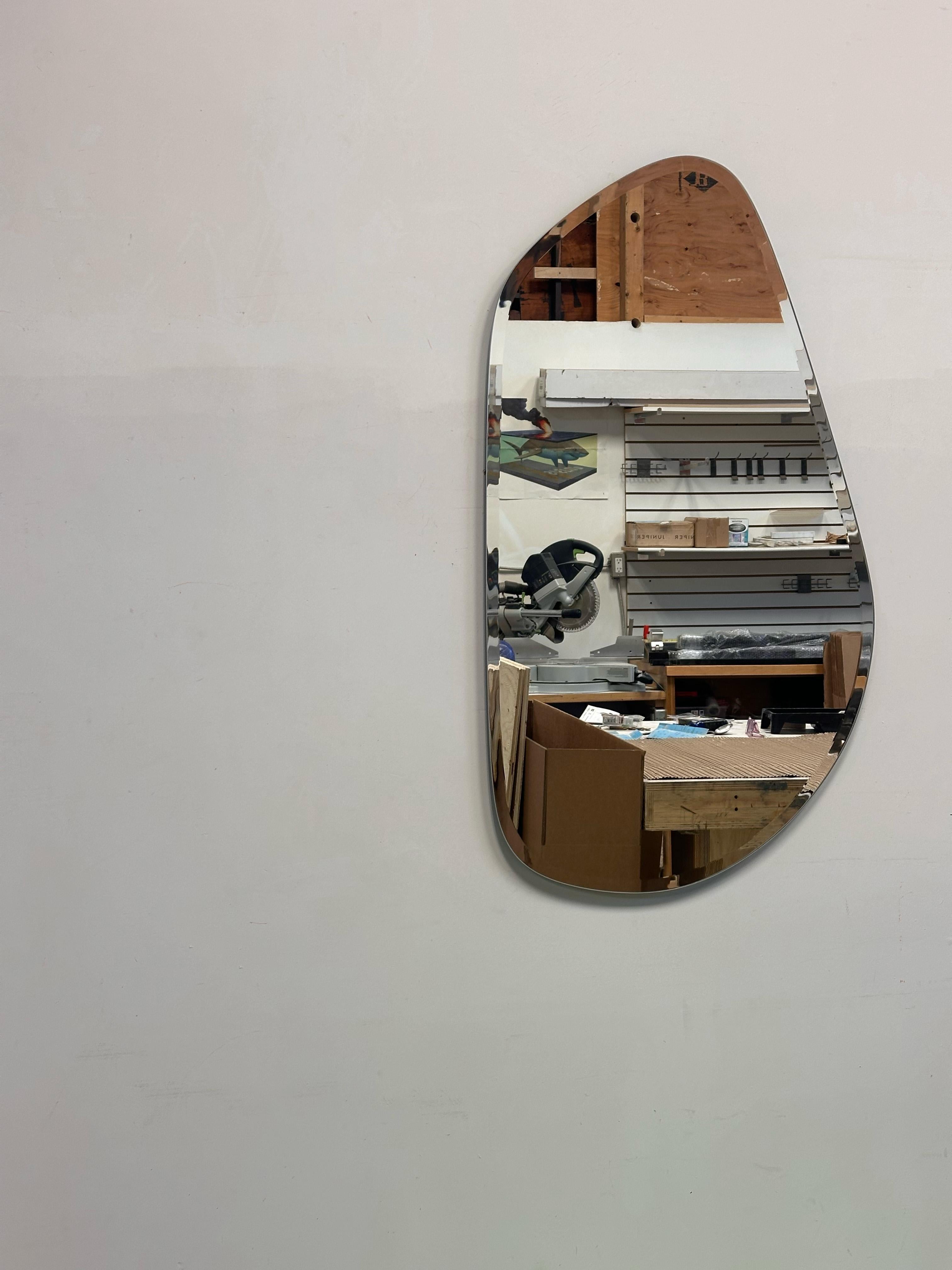 Biseauté Miroir en verre organique poli avec bord biseauté 42 po. (H), Mary Ratcliffe Studio en vente