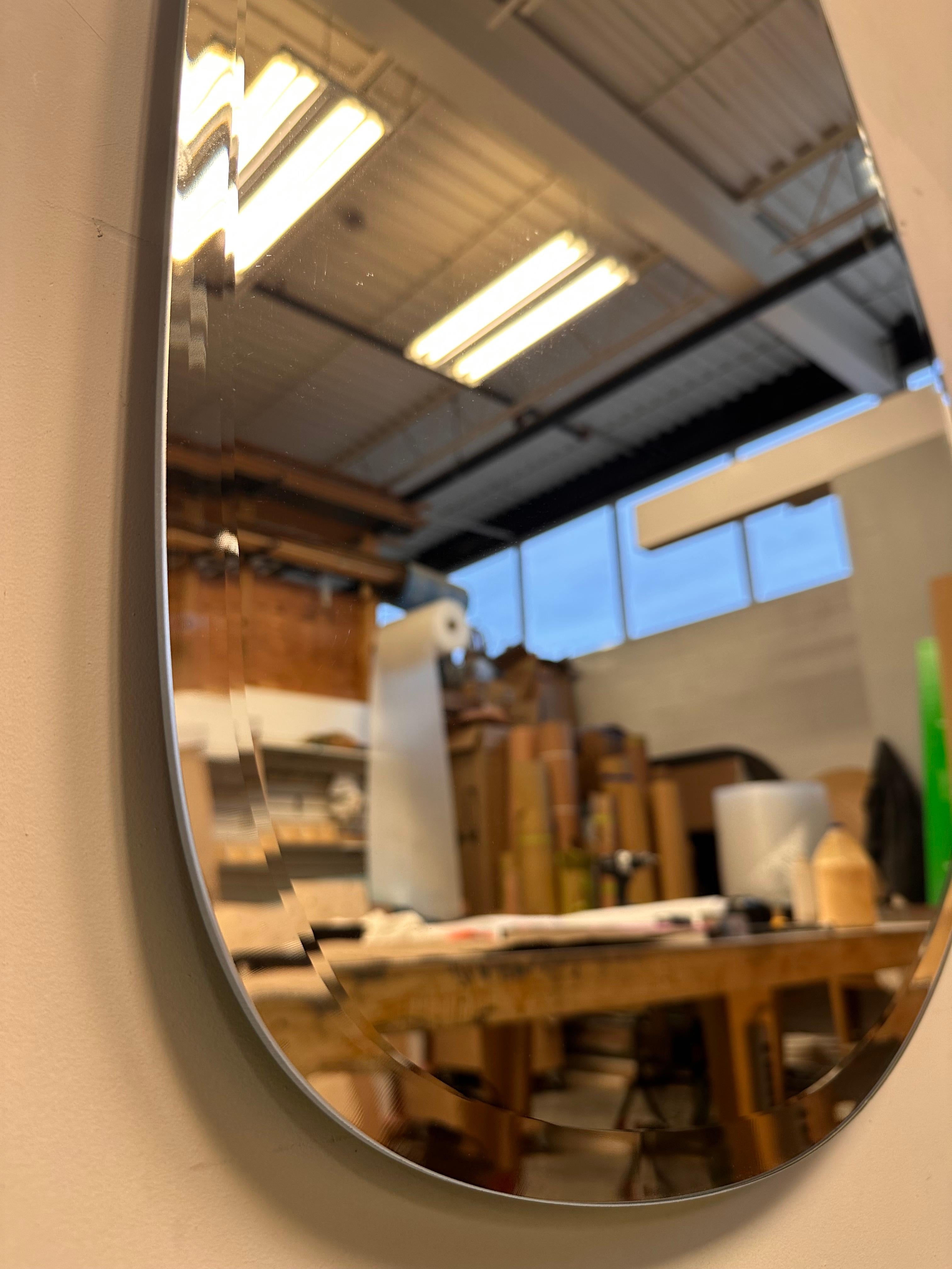 Verre Miroir en verre organique poli avec bord biseauté 42 po. (H), Mary Ratcliffe Studio en vente