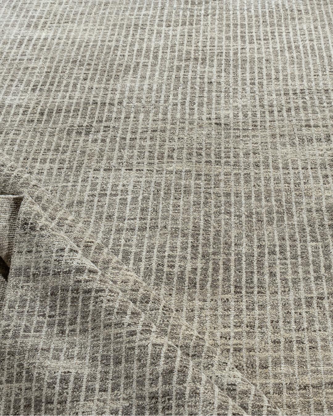 9' x 12'. I tappeti marocchini e in stile marocchino stanno vivendo un momento di gloria: la loro schiettezza, la mancanza di fronzoli e le palette essenziali si adattano agli arredamenti moderni. Questo pezzo prosegue questa tendenza stilistica. La