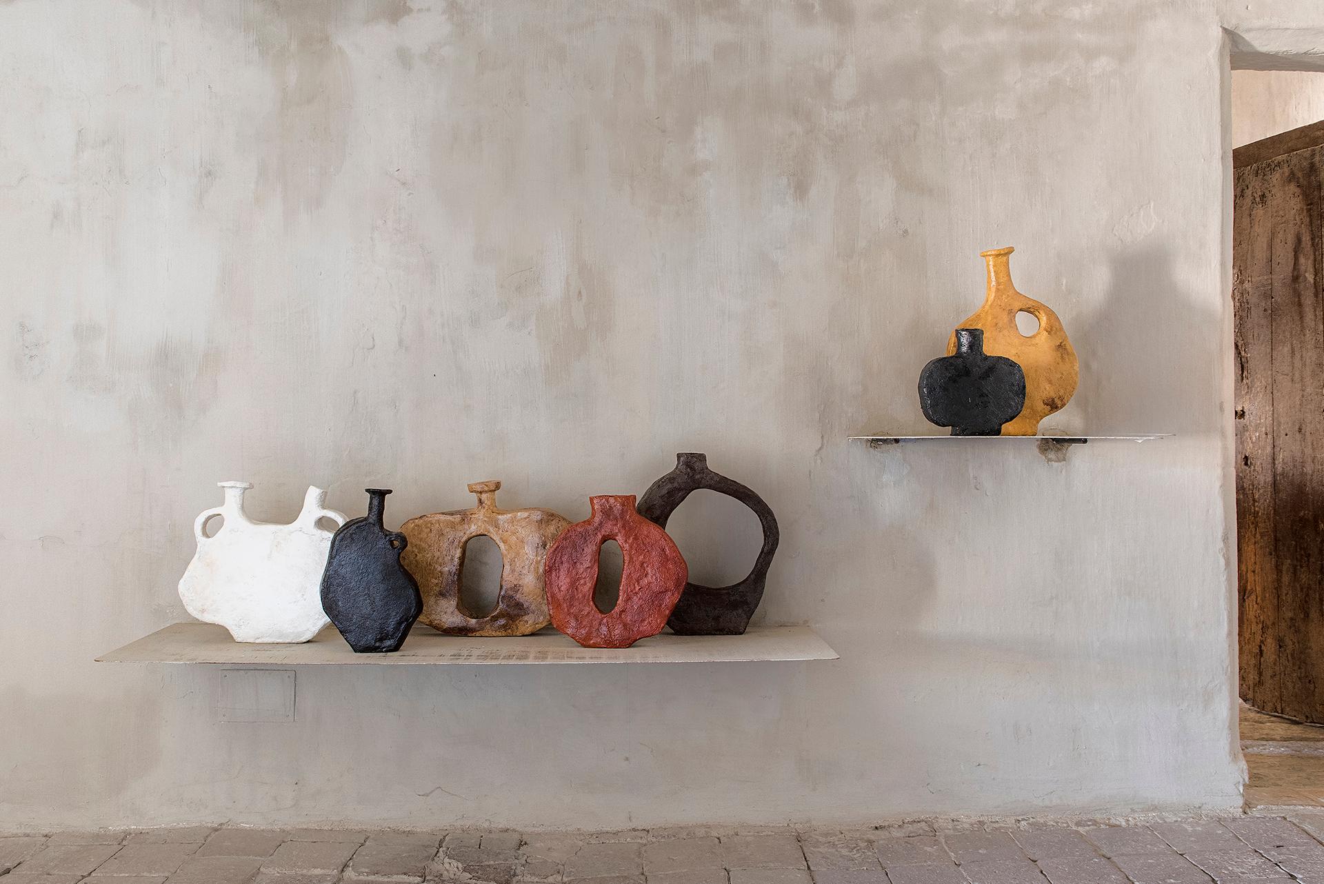 Jarrón orgánico de cerámica beige claro esculpido a mano, cuello alto by Willem Van Hooff Siglo XXI y contemporáneo en venta