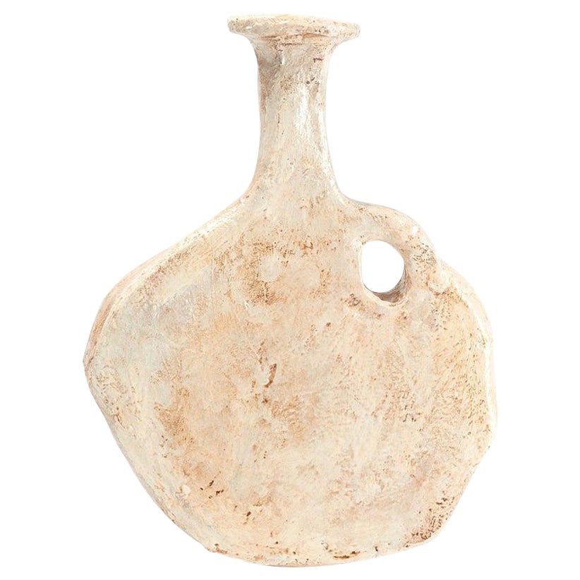 Jarrón orgánico de cerámica beige claro esculpido a mano, cuello alto by Willem Van Hooff