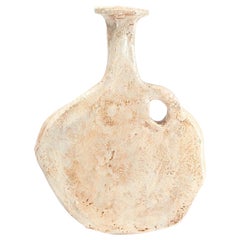 Jarrón orgánico de cerámica beige claro esculpido a mano, cuello alto by Willem Van Hooff