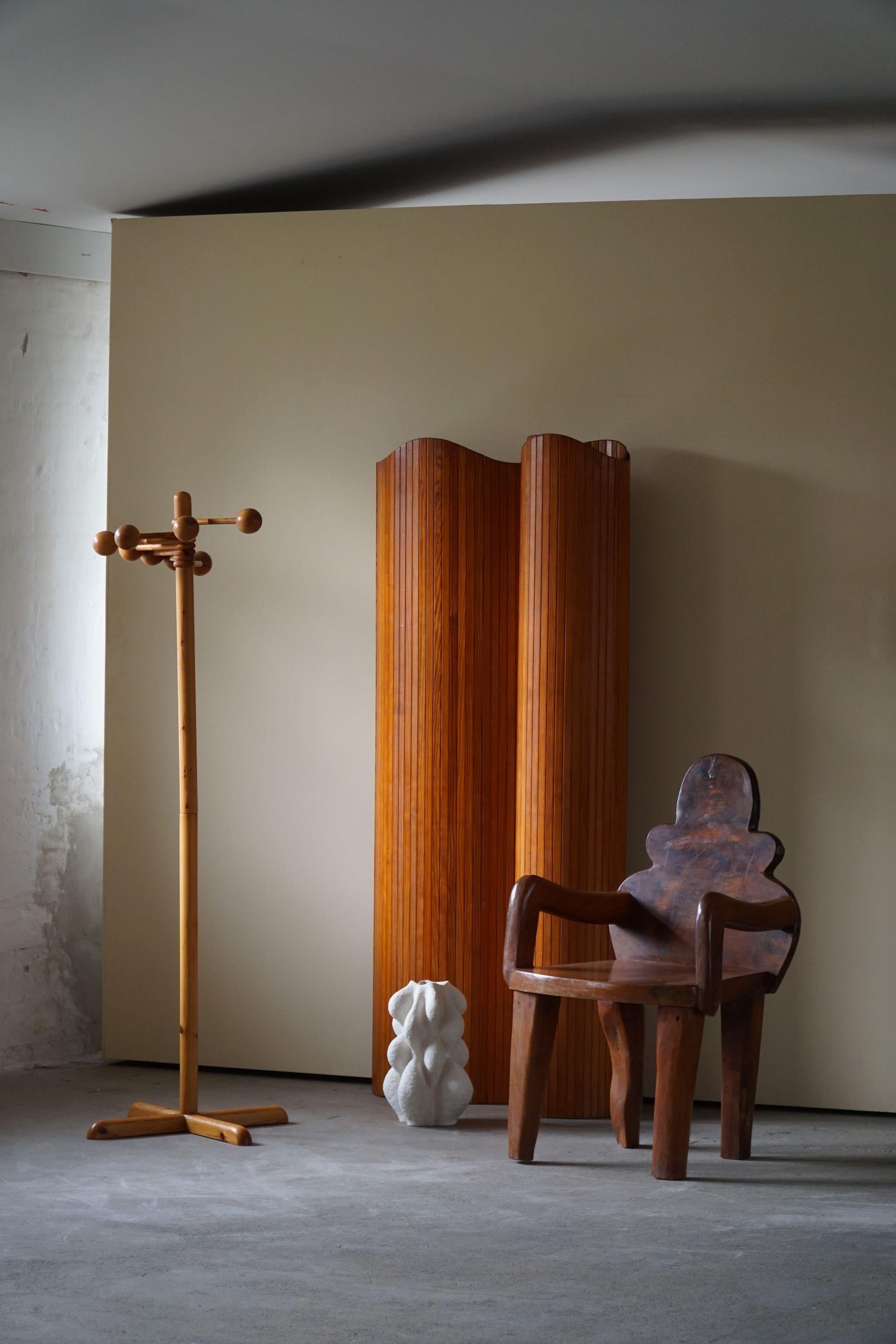 Une fantastique chaise wabi sabi unique sculptée dans une grande pièce de bois. Traces d'usure. Fabriqué à la main par un ébéniste suédois au milieu du 20e siècle.
Une forme organique intrigante et une figure décorative qui s'harmonise avec de