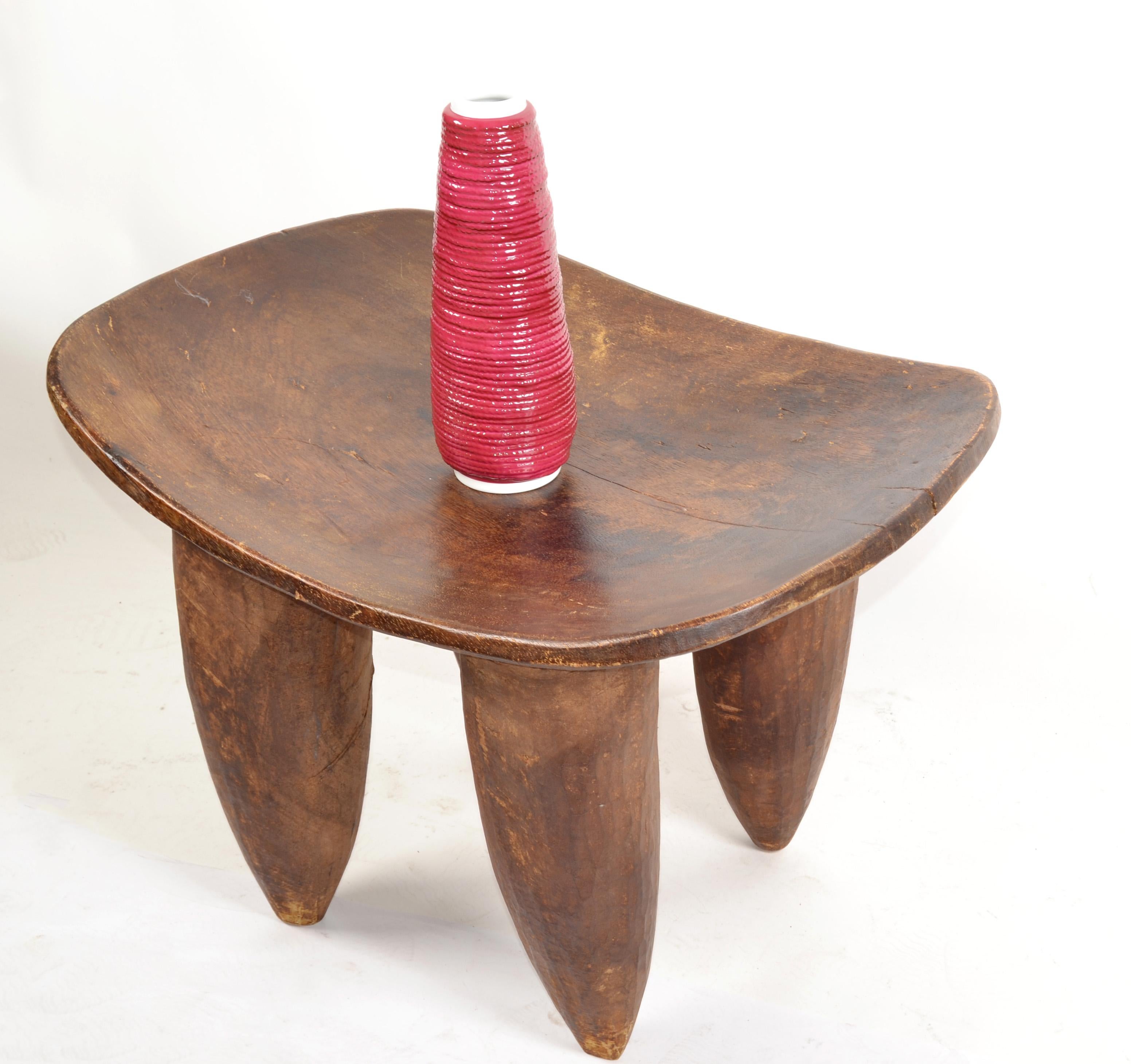 Taburete de madera tallada a mano de arte tribal africano orgánico hecho a mano Costa de Marfil Madera en venta