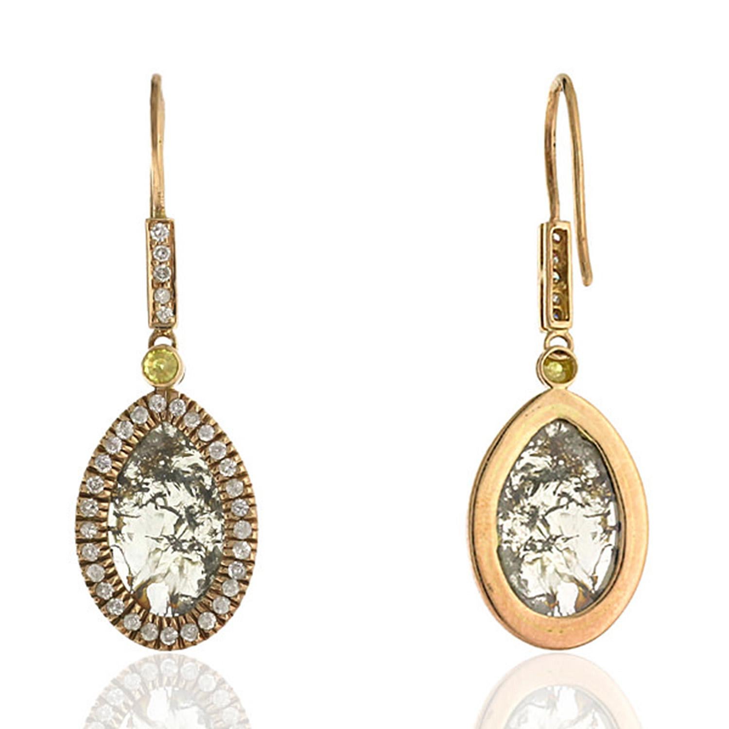 Art déco Boucles d'oreilles pendantes en or jaune 18 carats avec diamant Organic Ice en vente