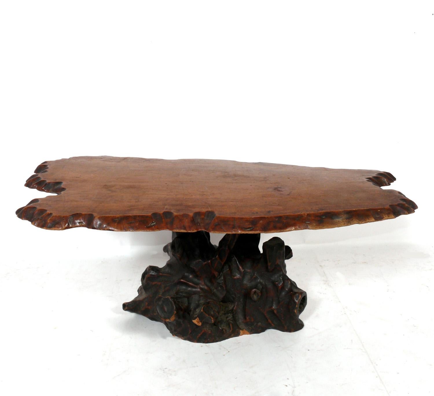 Organischer, handgefertigter Couchtisch aus japanischem Holz, Japan, ca. 1950er Jahre. Die Platte besteht aus einer Holzplatte mit geschnitztem Rand und einem organischen Wurzelsockel. Behält die warme Originalpatina. Kann als Couchtisch oder