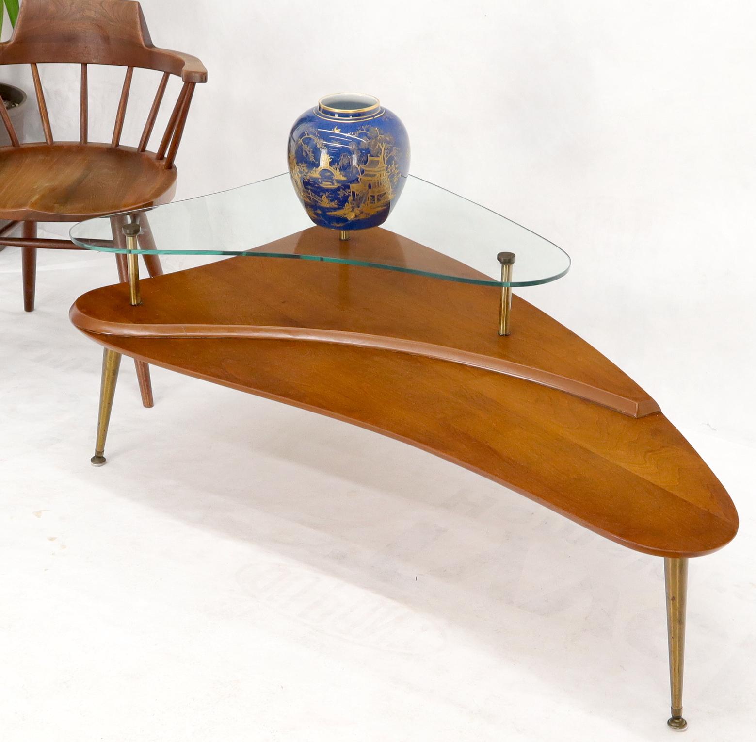 Mid-Century Modern Table basse d'appoint organique en forme de tête de bélier en noyer à deux niveaux avec plateau en verre et pieds en laiton en vente