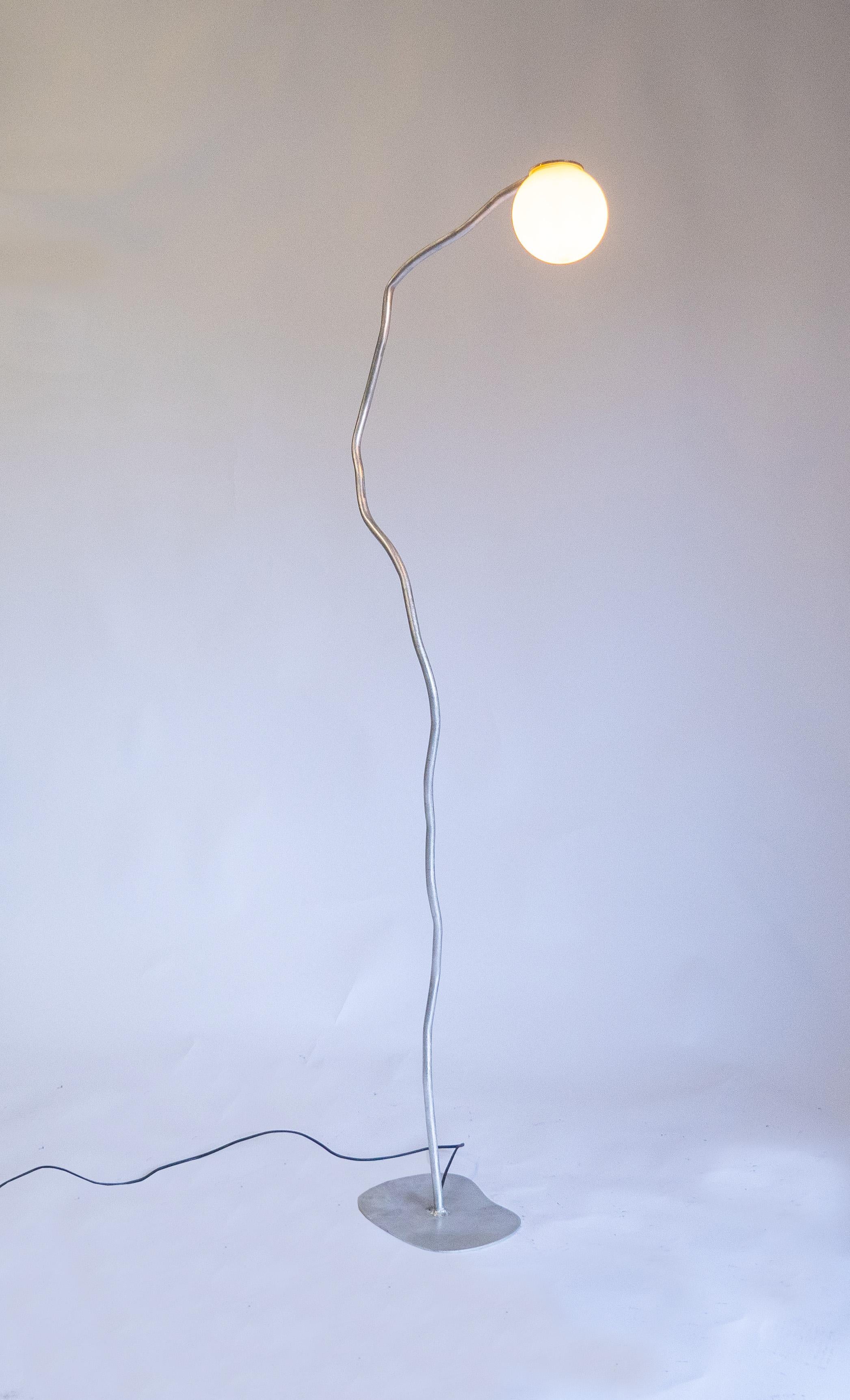 Cette lampe de forme libre est une nouvelle pièce unique de Six Dots Design.

La forme organique de la lampe est destinée à faire entrer la sensation de l'environnement naturel dans la maison. Le designer souhaite que les pièces créent une