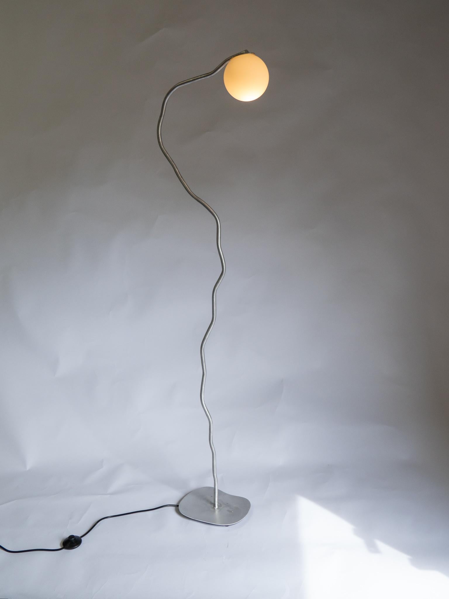 Esta lámpara de forma libre es una nueva pieza única de Six Dots Design.

La forma orgánica de la lámpara pretende trasladar la sensación del entorno natural al hogar. El diseñador quiere que las piezas creen una atmósfera dentro de una habitación