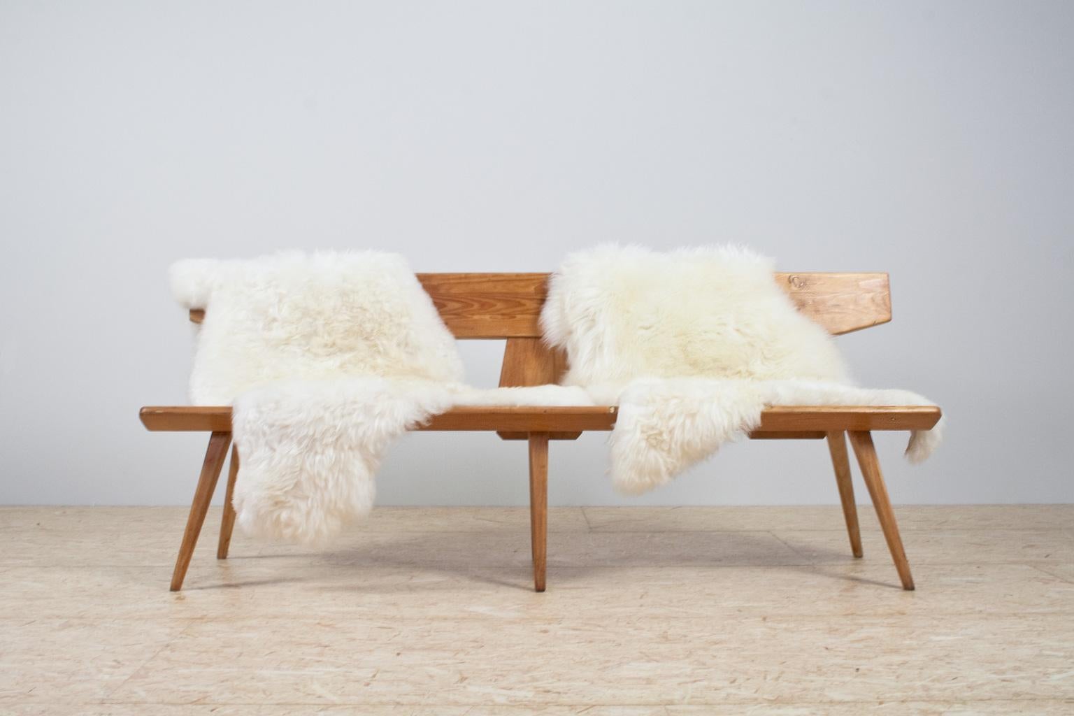 Large Dutch natural white sheepskin, no colouring. Soft comfort. 

The larger size of the rug is perfect for decorative use. We hand select our hides and choose only the softest and best pieces. The sheep cattle is used for grazing of the fields