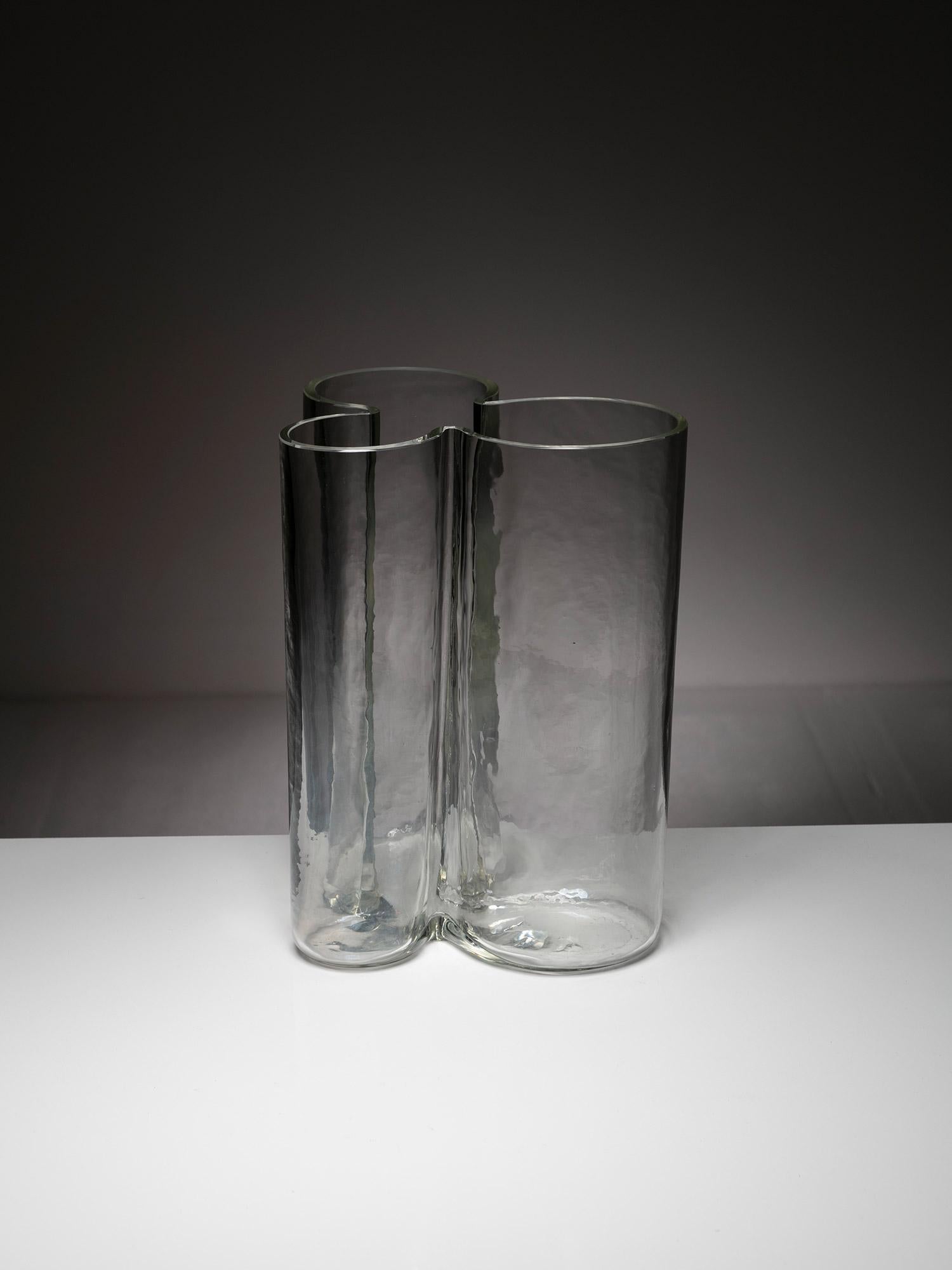 Grand vase en verre de Murano par Alfredo Barbini pour Barbini.
Corps en verre épais en forme de trèfle avec des imperfections naturelles en verre soufflé à la main.