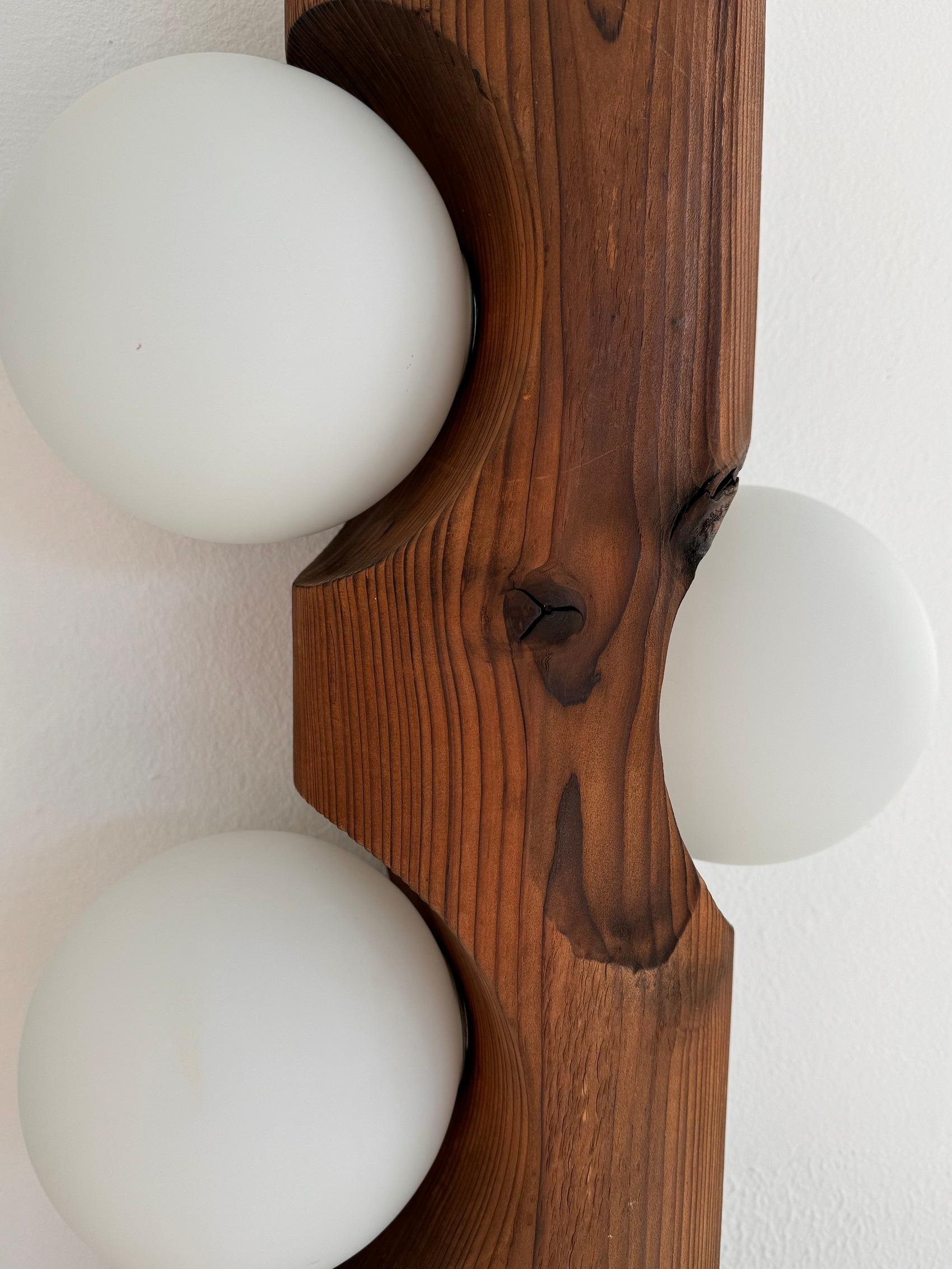 Apliques Orgánicos de Tronco de Pino y Esfera de Cristal, Mediados del Siglo XX, Años 70 Hecho a mano en venta