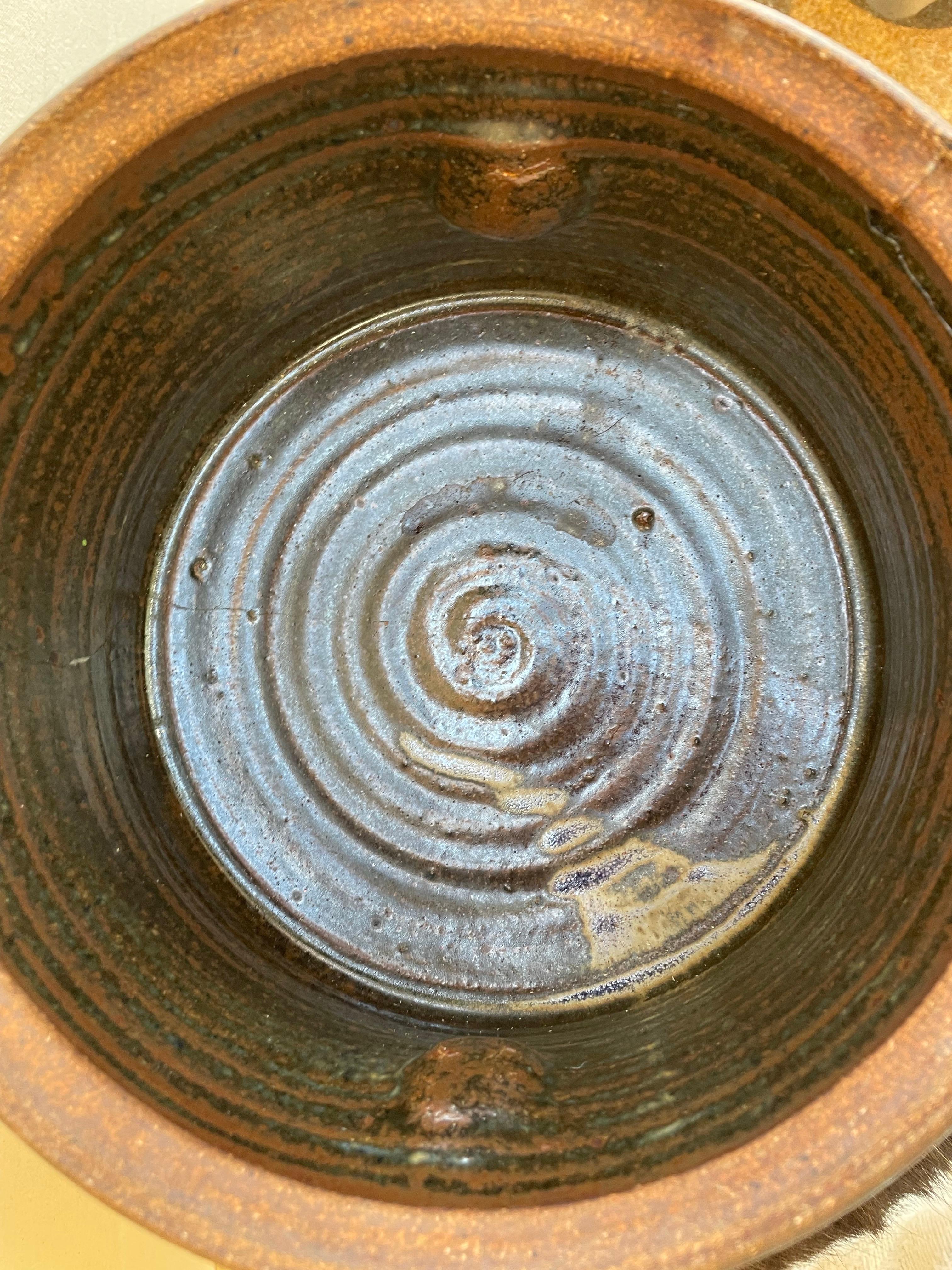Vase en grès à couvercle organique avec poignées sculpturales et glaçure texturée en vente 3