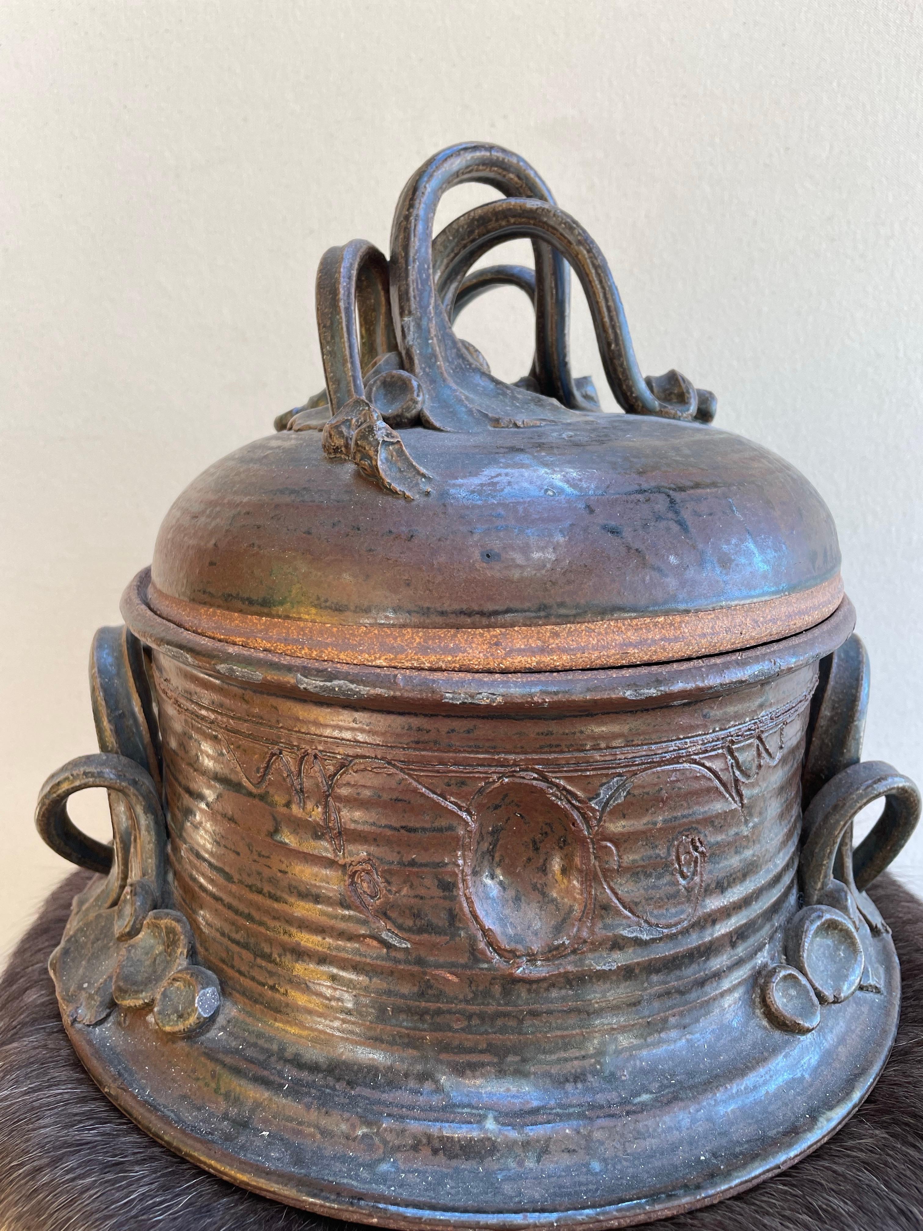 Organique Vase en grès à couvercle organique avec poignées sculpturales et glaçure texturée en vente