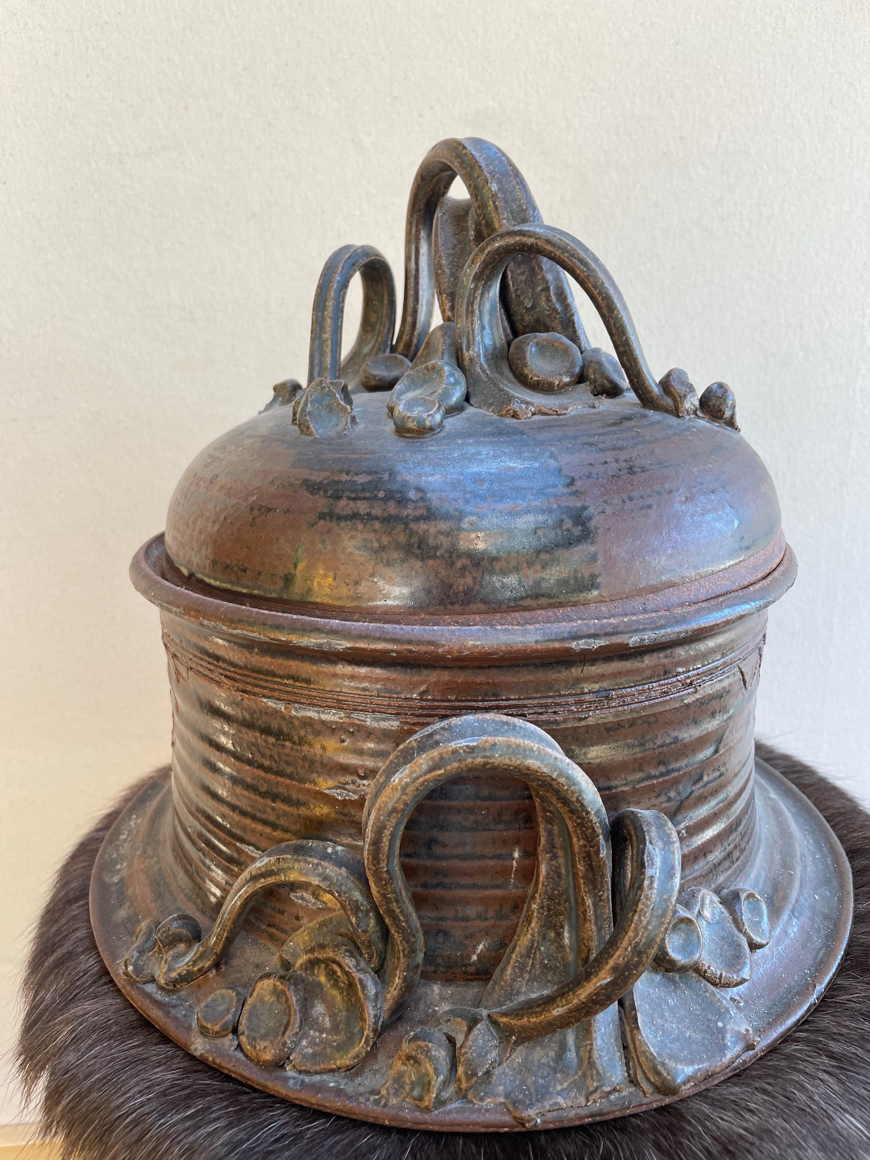 Américain Vase en grès à couvercle organique avec poignées sculpturales et glaçure texturée en vente