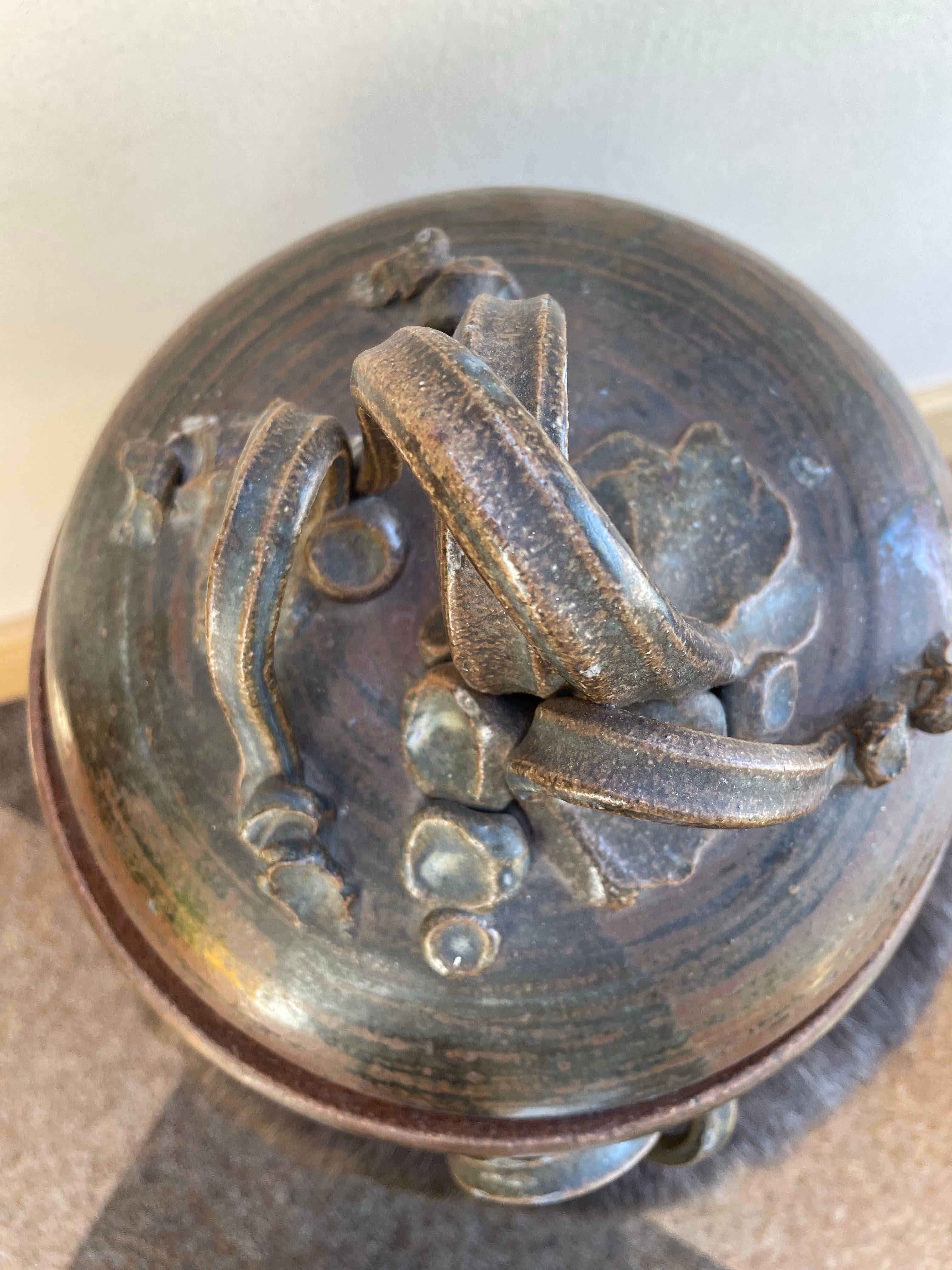 Fait main Vase en grès à couvercle organique avec poignées sculpturales et glaçure texturée en vente