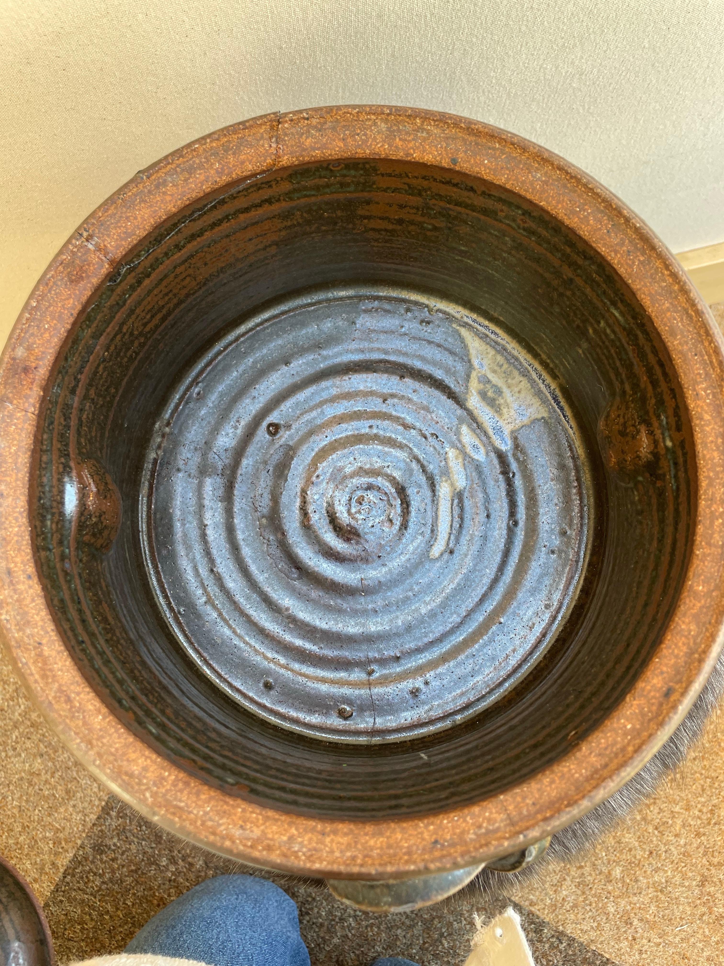 Céramique Vase en grès à couvercle organique avec poignées sculpturales et glaçure texturée en vente