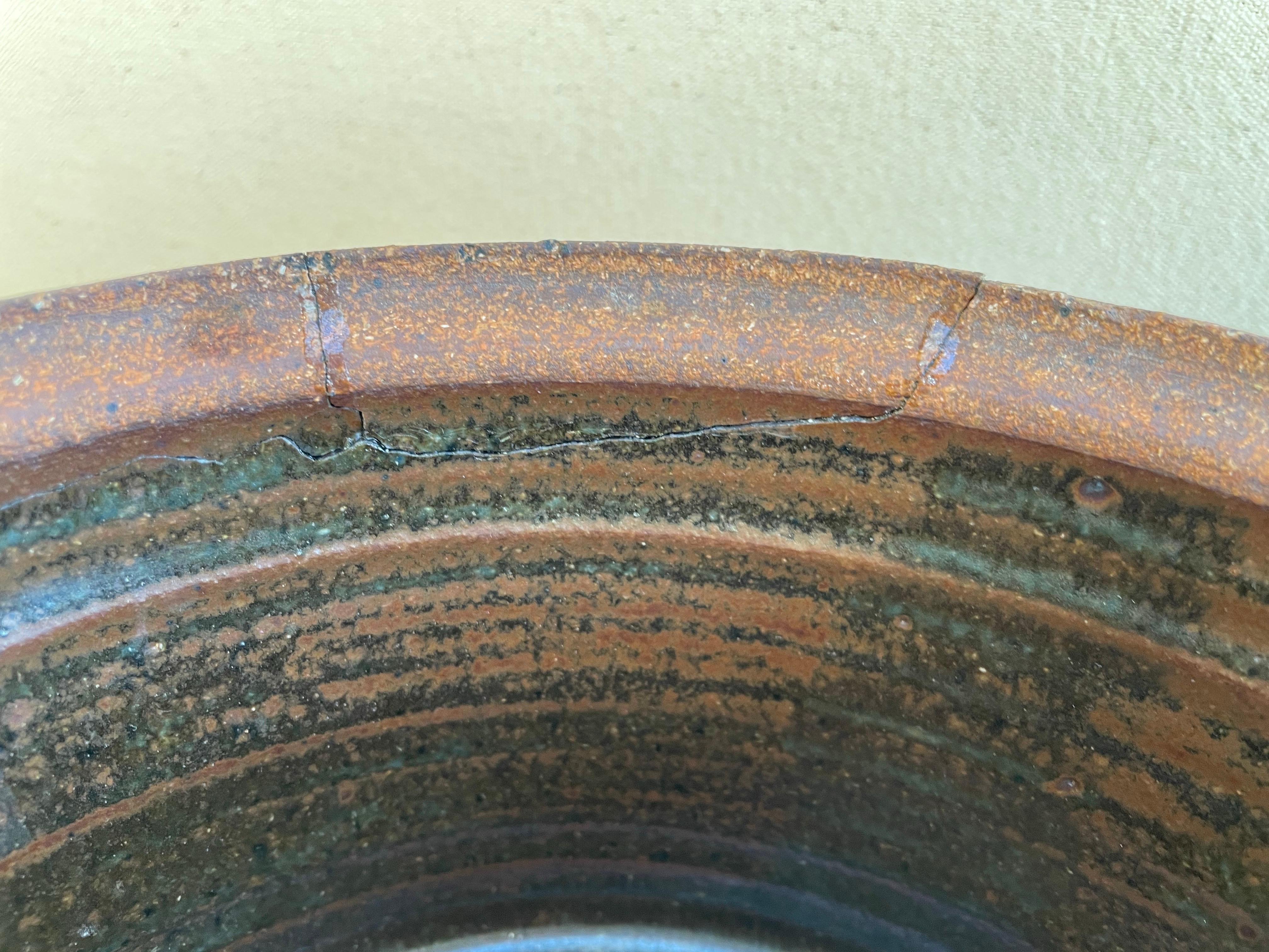 Vase en grès à couvercle organique avec poignées sculpturales et glaçure texturée en vente 1