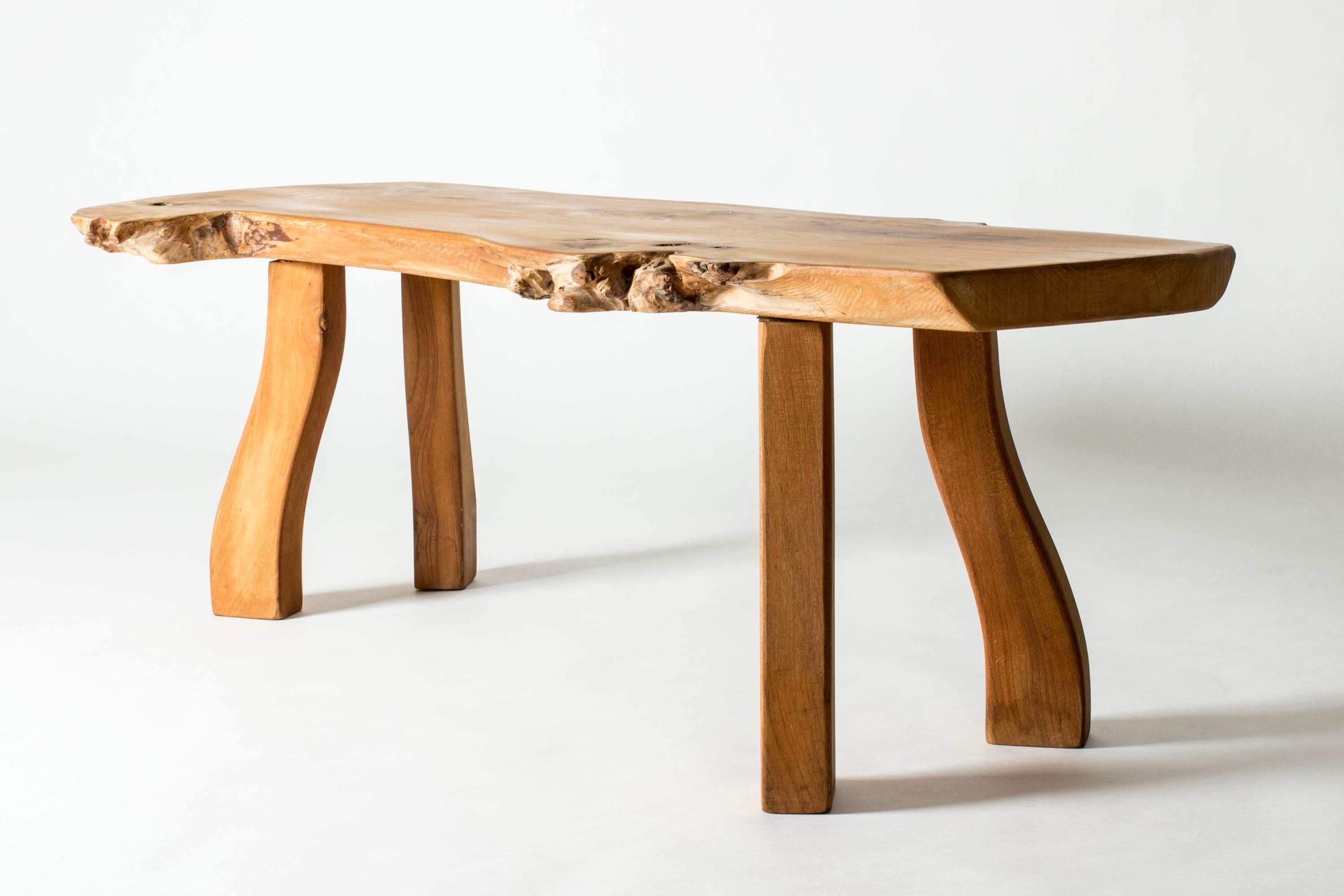 Couchtisch aus Ulmenholz mit organischem, naturbelassenem Rand von Carl-Axel Beijbom, Schweden, 1967 (Skandinavische Moderne) im Angebot