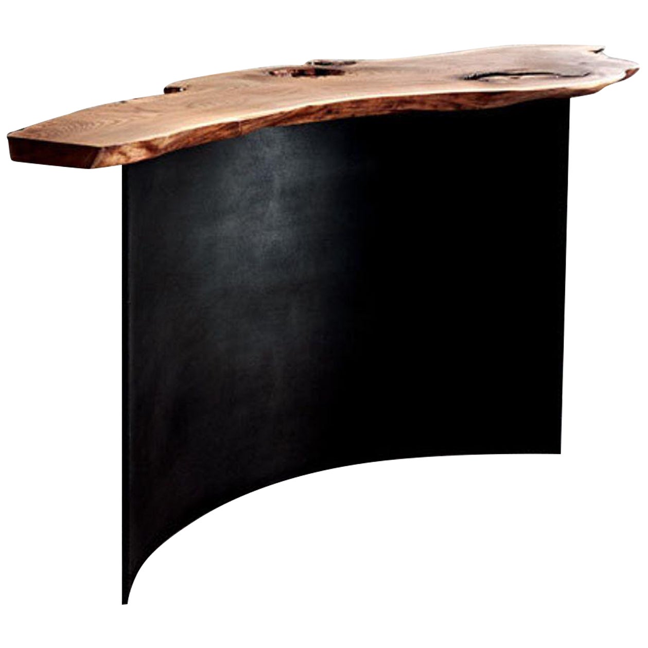 Mesa consola orgánica de olmo de canto vivo con pata curva de acero patinado en venta