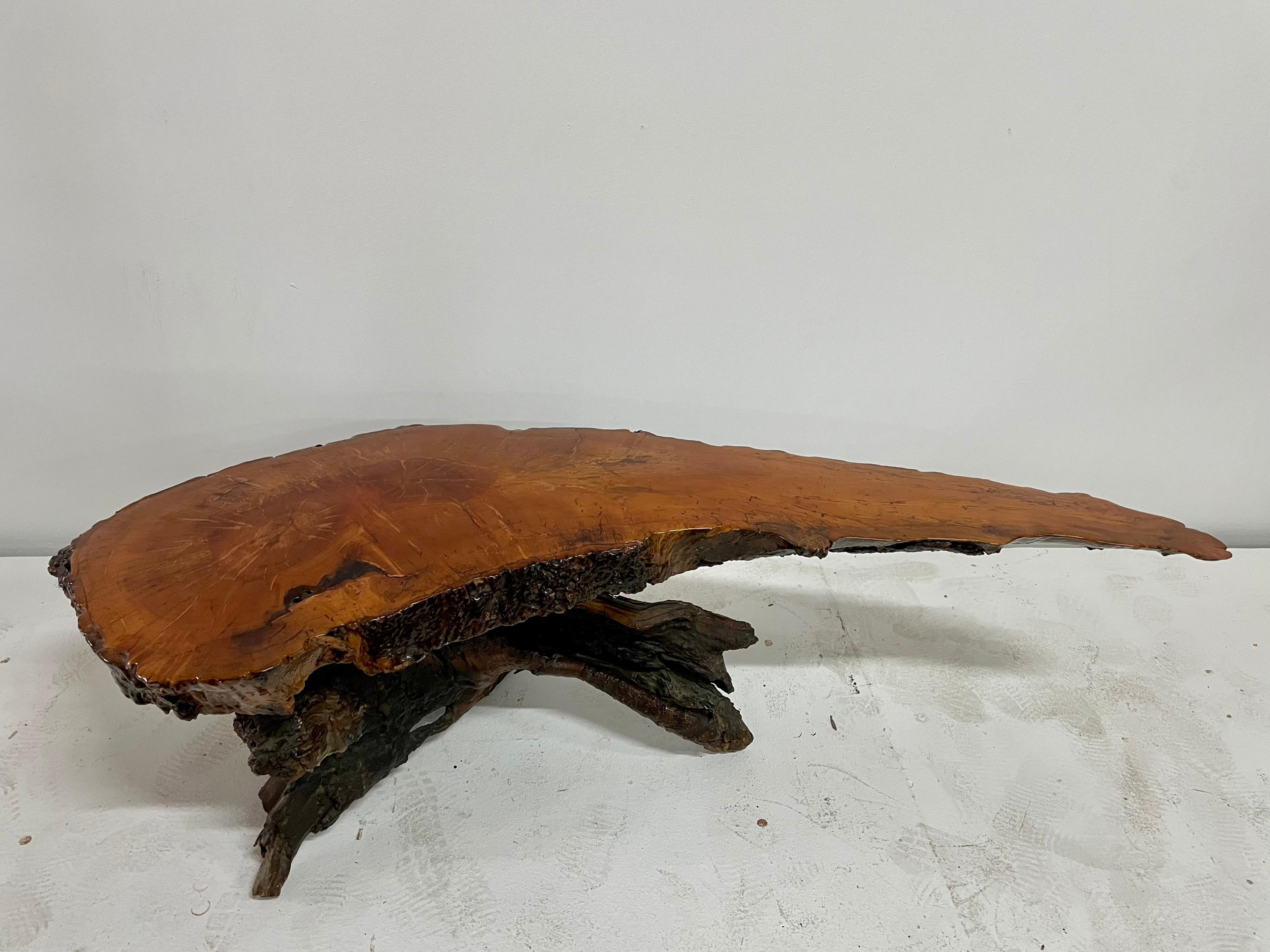 Table basse en bois de cyprès laqué organique à bord vif en vente 3