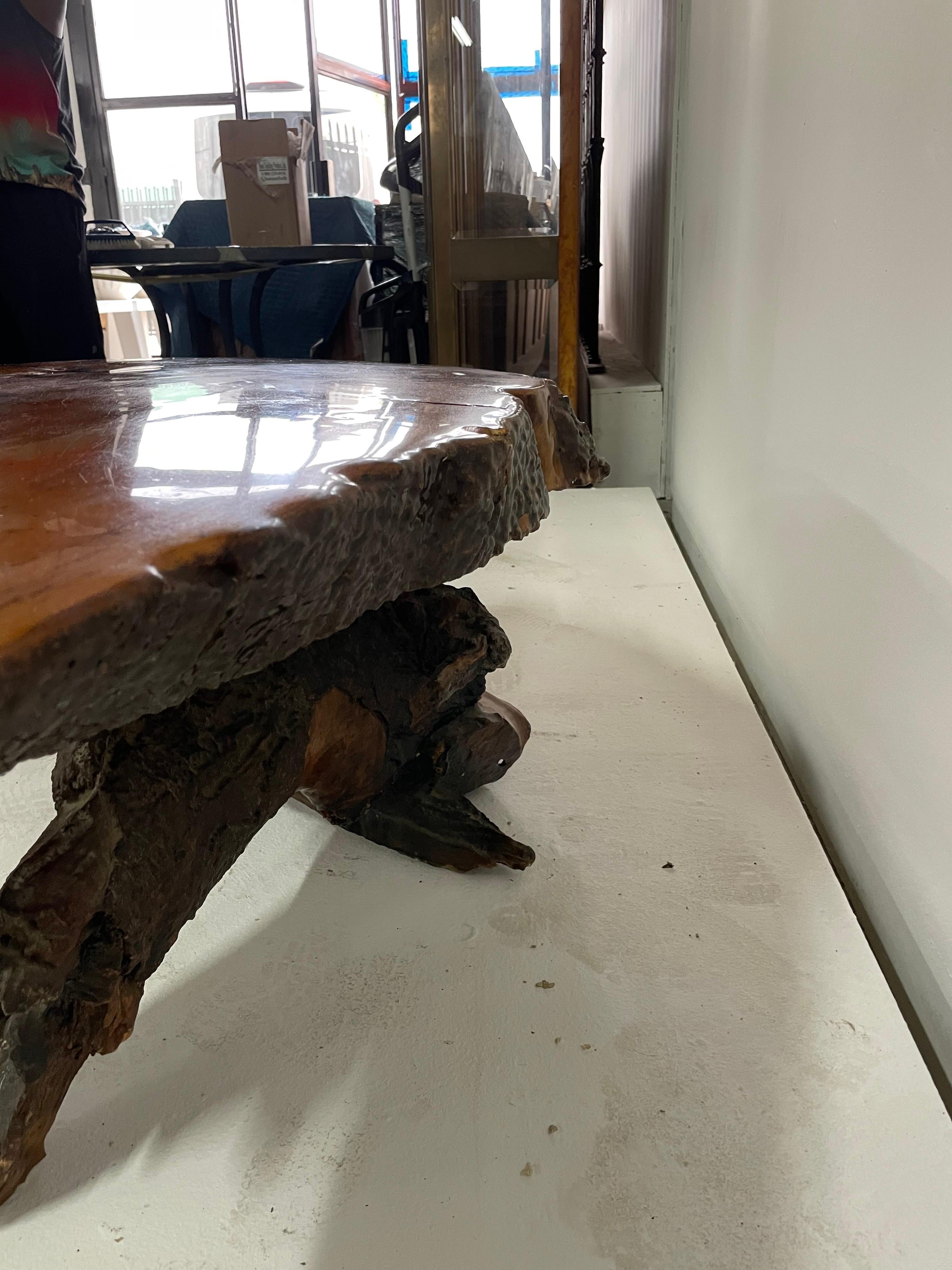Table basse en bois de cyprès laqué organique à bord vif en vente 4