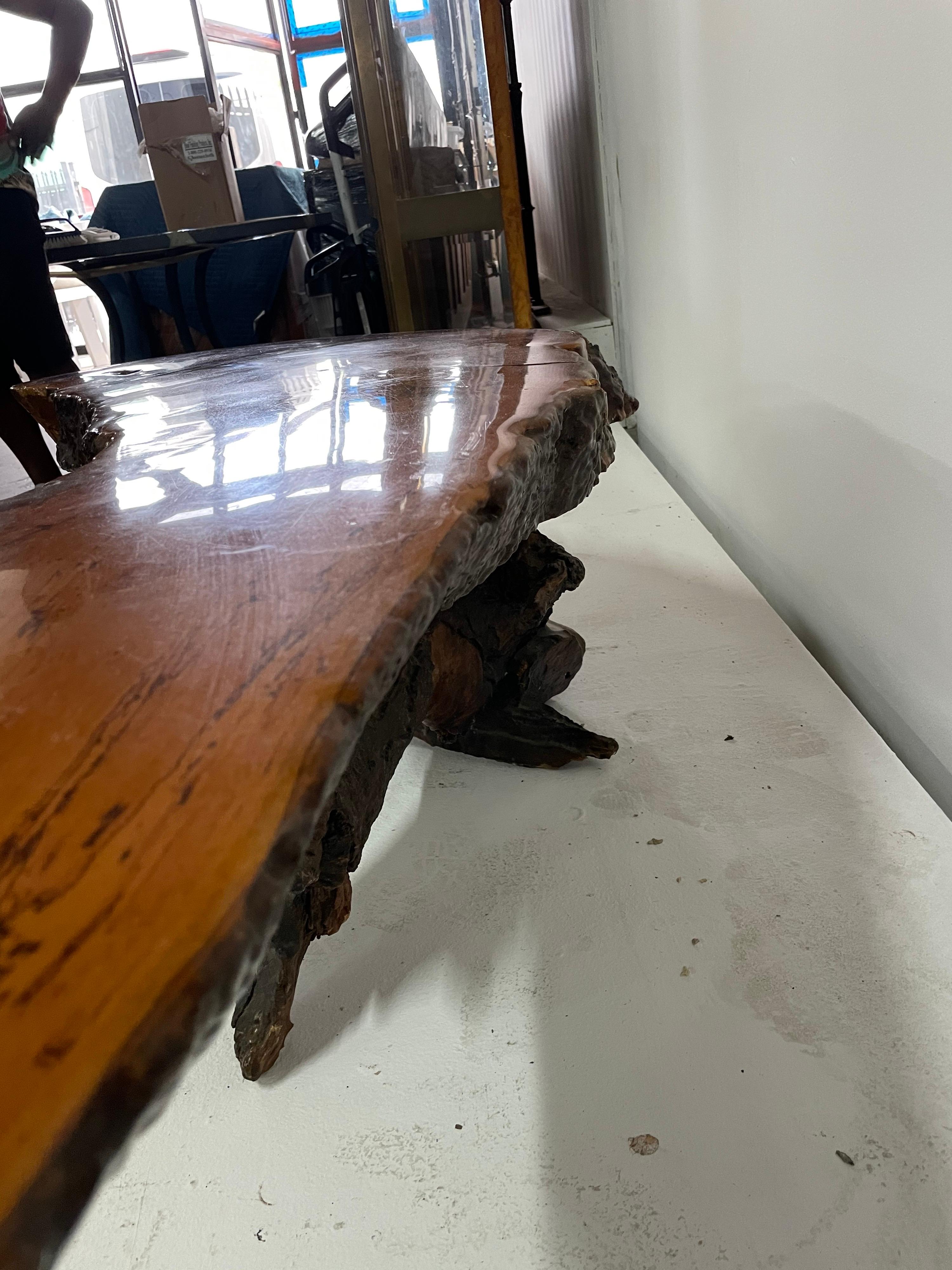 Table basse en bois de cyprès laqué organique à bord vif en vente 5