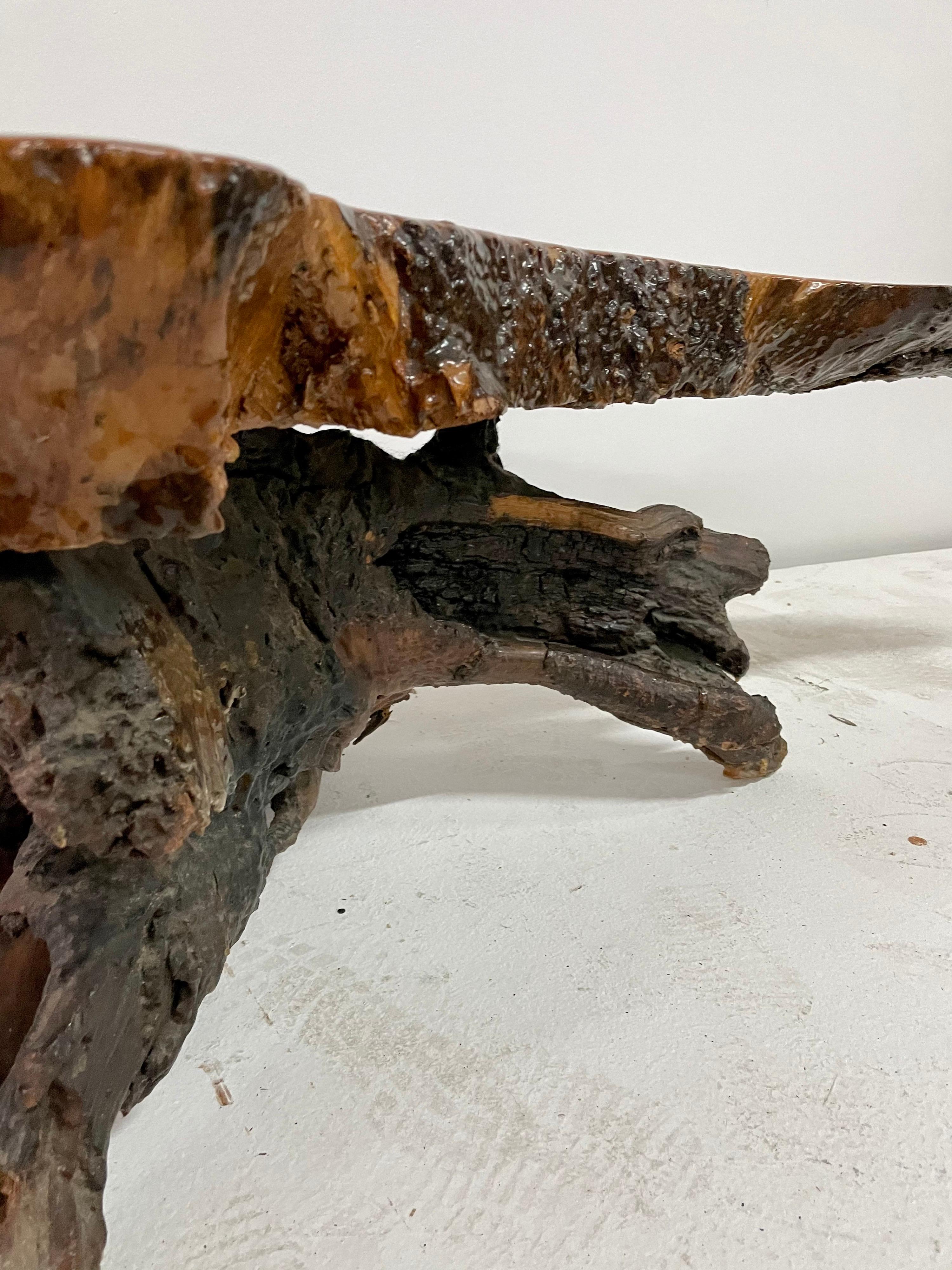 Laqué Table basse en bois de cyprès laqué organique à bord vif en vente