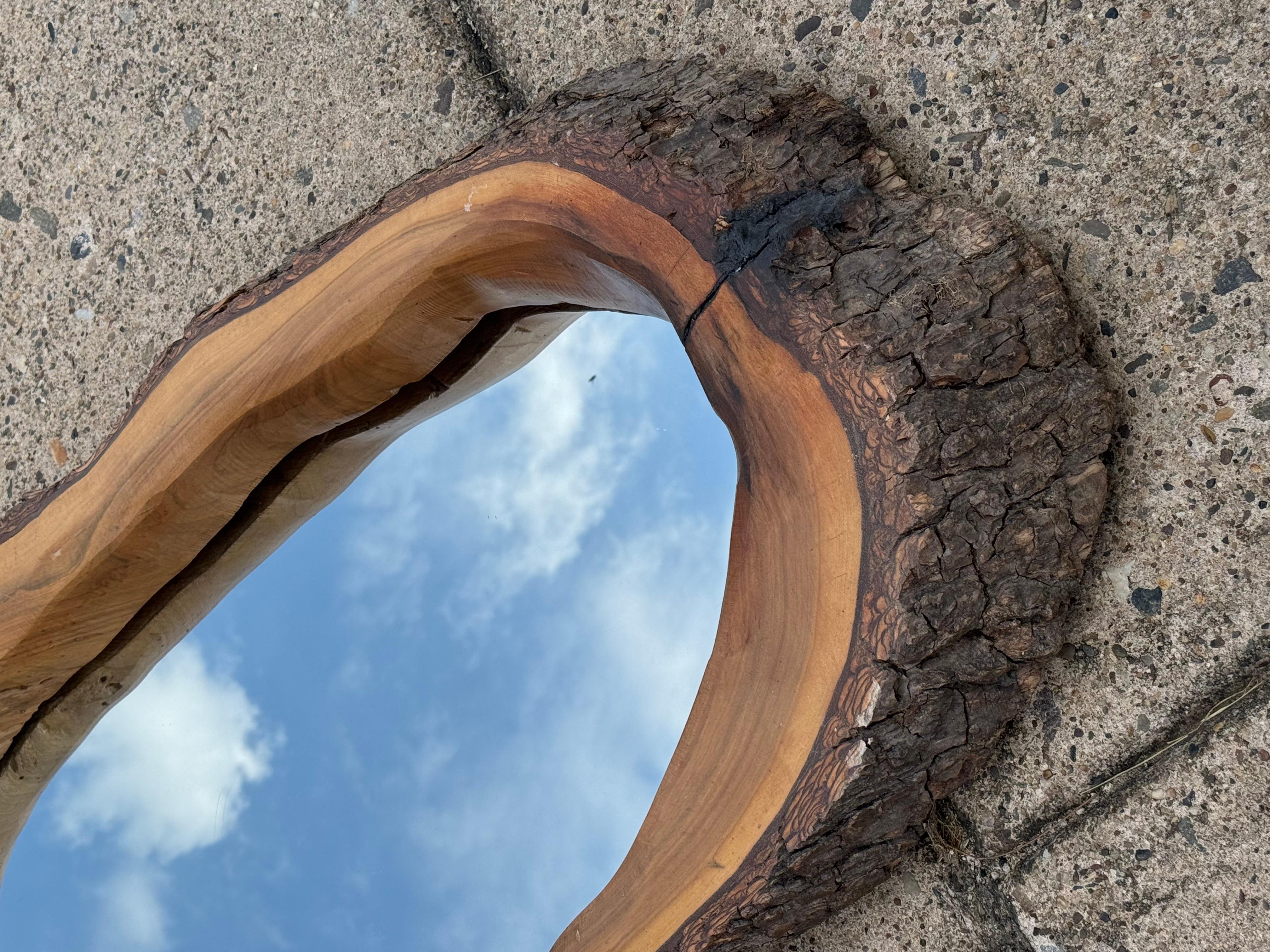 Superbe miroir à bords vifs très unique. Veuillez regarder les photos pour l'état général. Les mesures en détail. N'hésitez pas à nous contacter pour toute question.