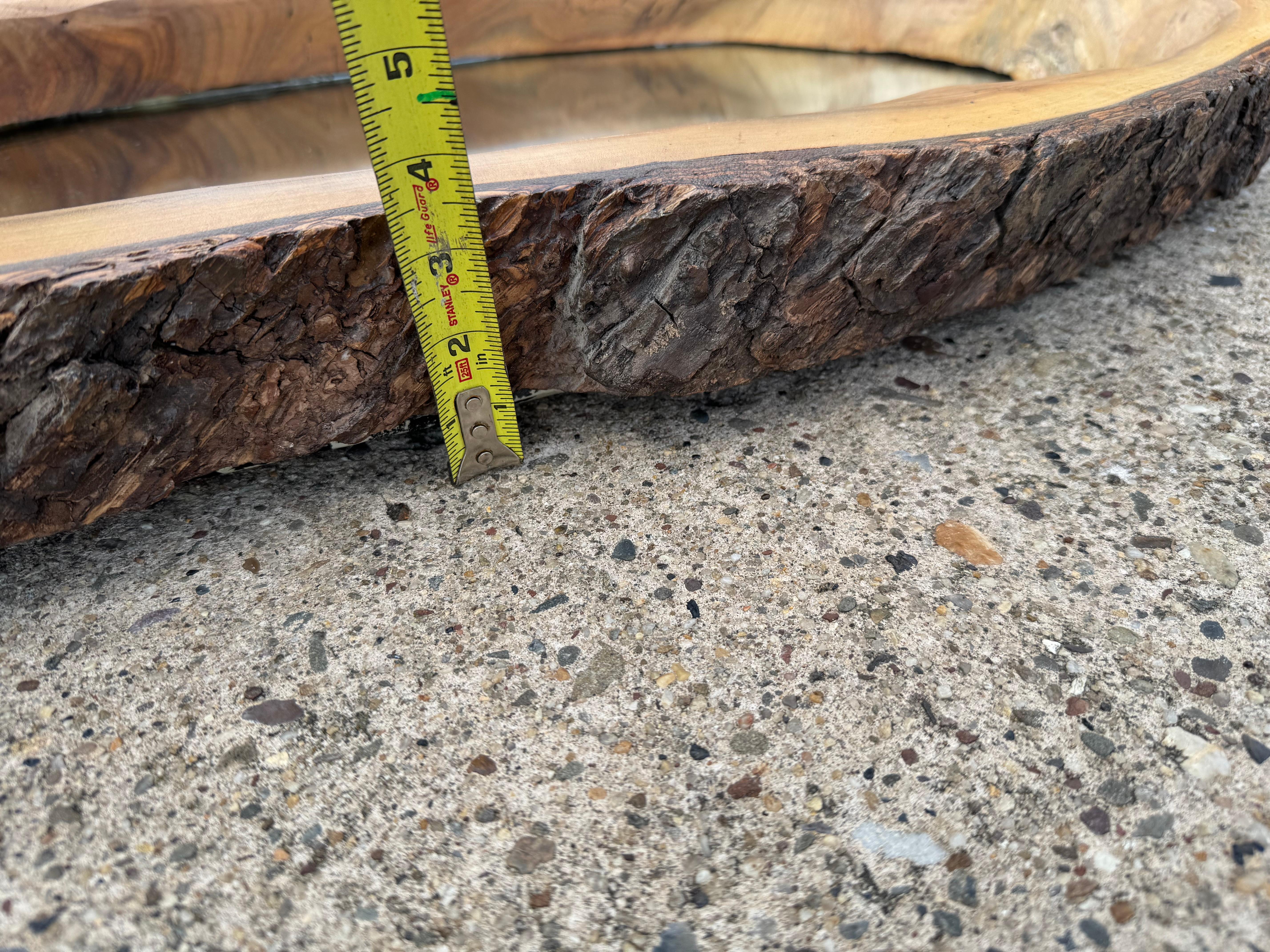 Miroir oblong en bois à bord vif organique Bon état - En vente à Bensalem, PA