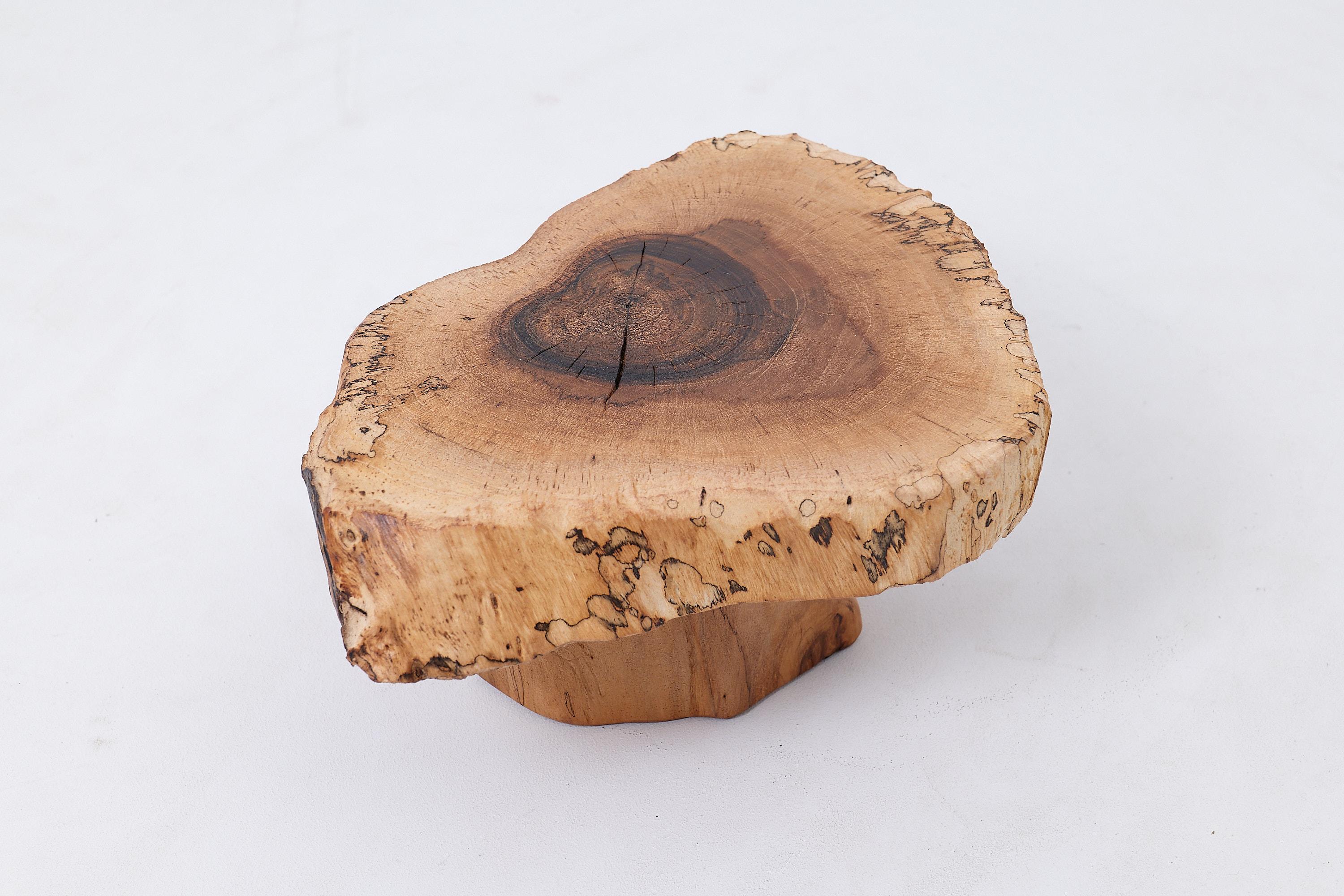 Table d'appoint organique à bords vifs, en noyer, faite à la main par Logniture en vente 5