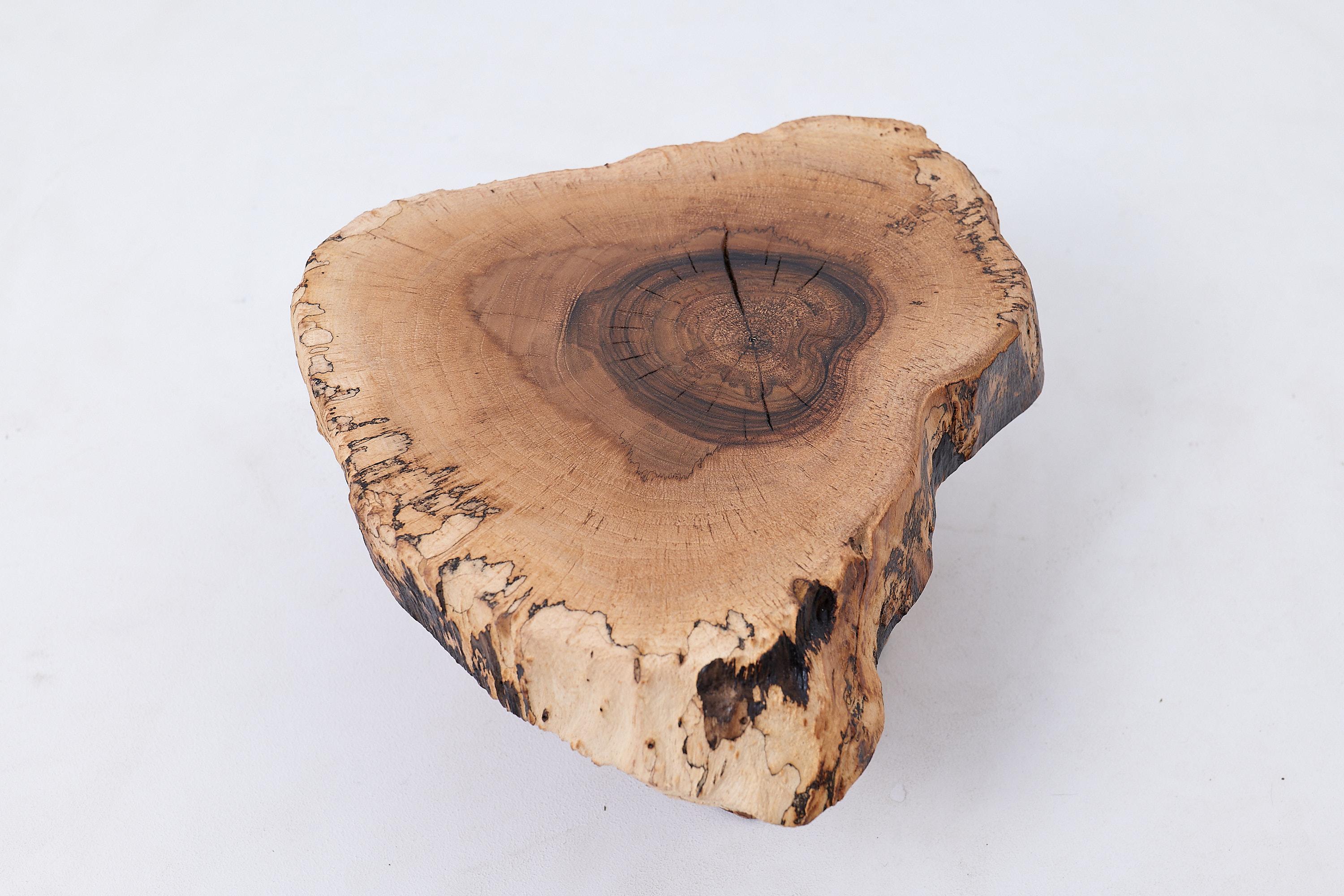 Sculpté Table d'appoint organique à bords vifs, en noyer, faite à la main par Logniture en vente