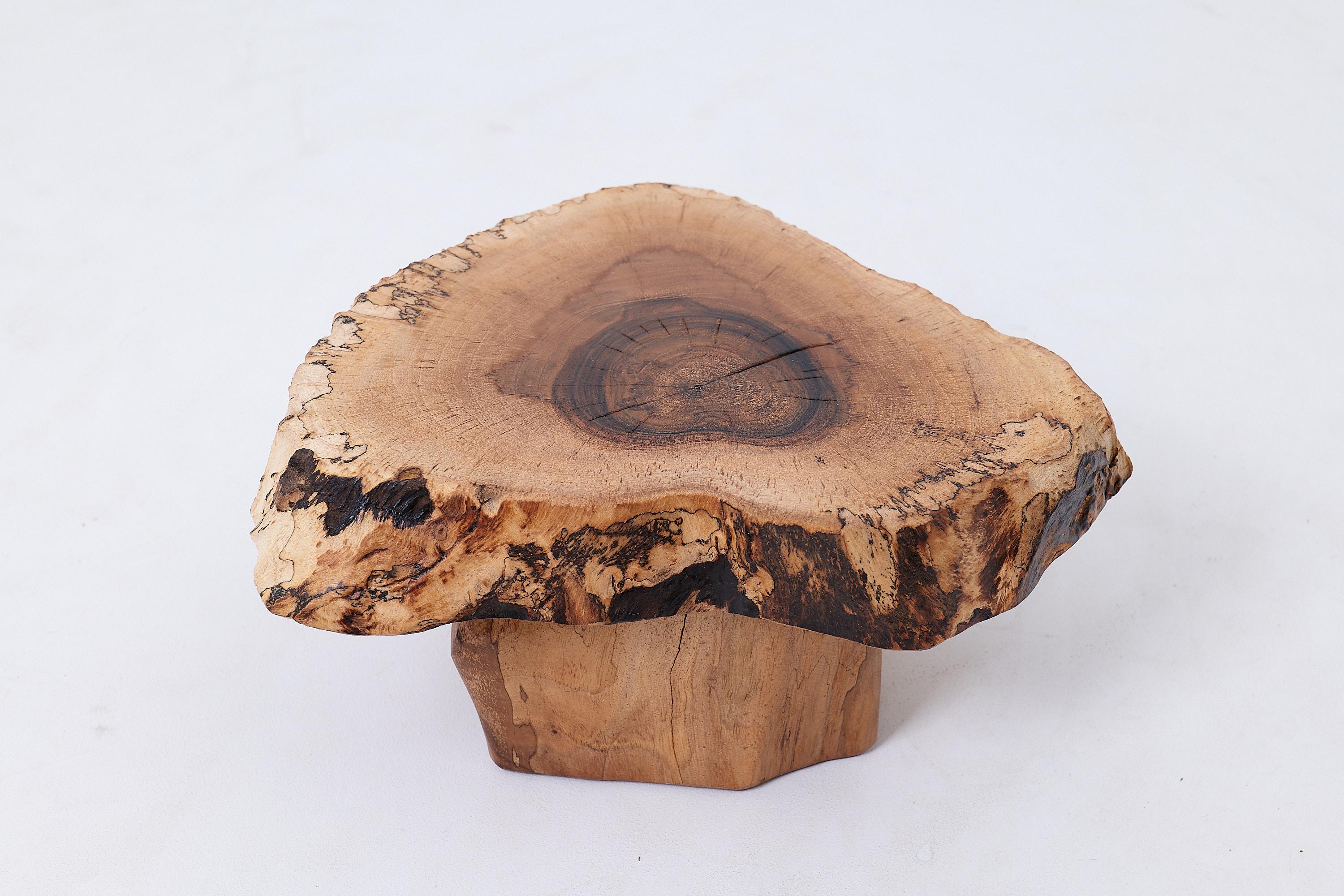 Bois Table d'appoint organique à bords vifs, en noyer, faite à la main par Logniture en vente