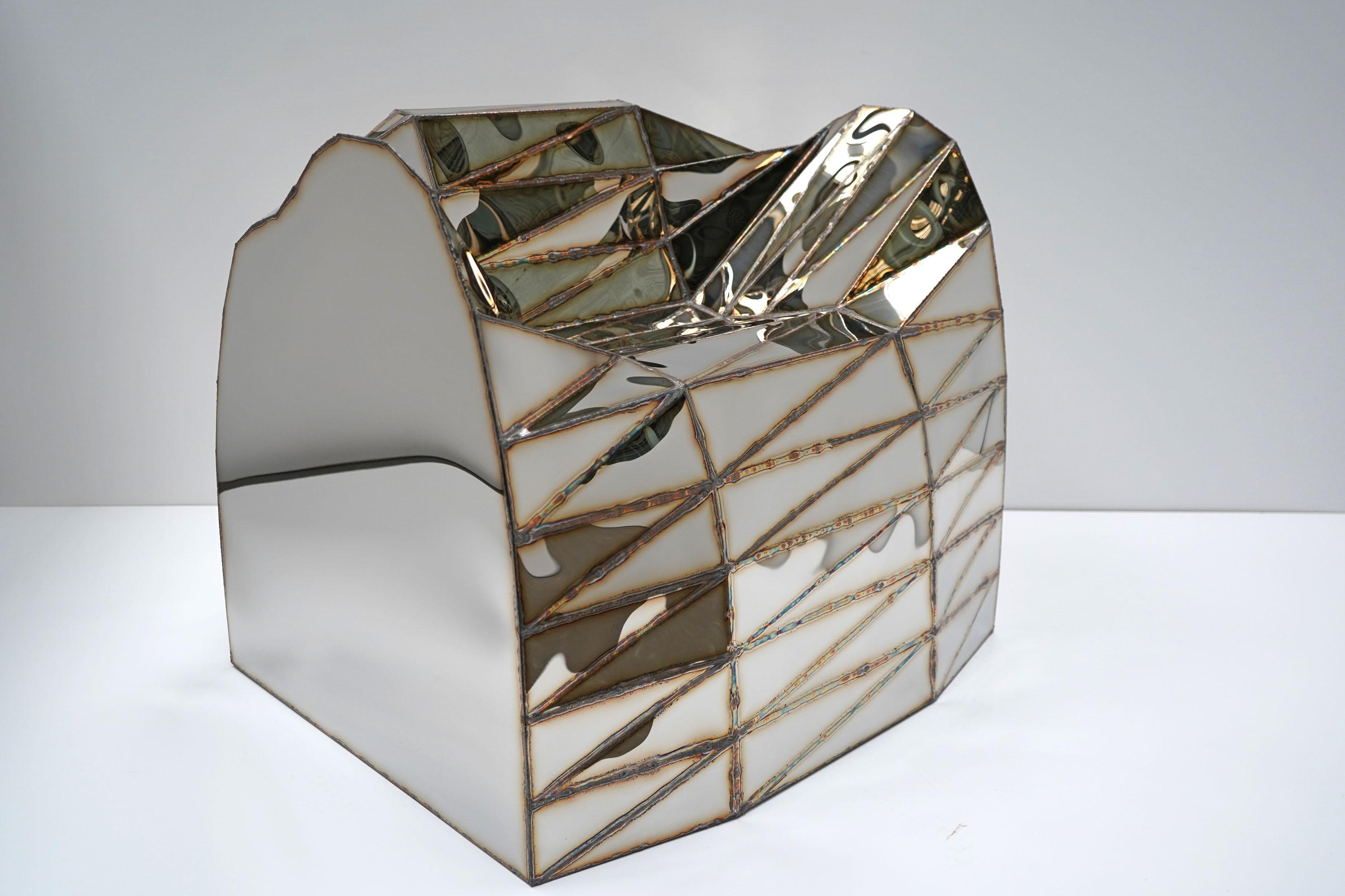 Organic Loop Chair en acier inoxydable soudé poli miroir par Julian Mayor
Édition limitée à 5 + 2AP.
Dimensions : D 73 x L 83 x H 70 cm. 
MATERIAL : Acier inoxydable poli miroir.

Julian Mayor est un artiste et designer britannique réputé pour ses