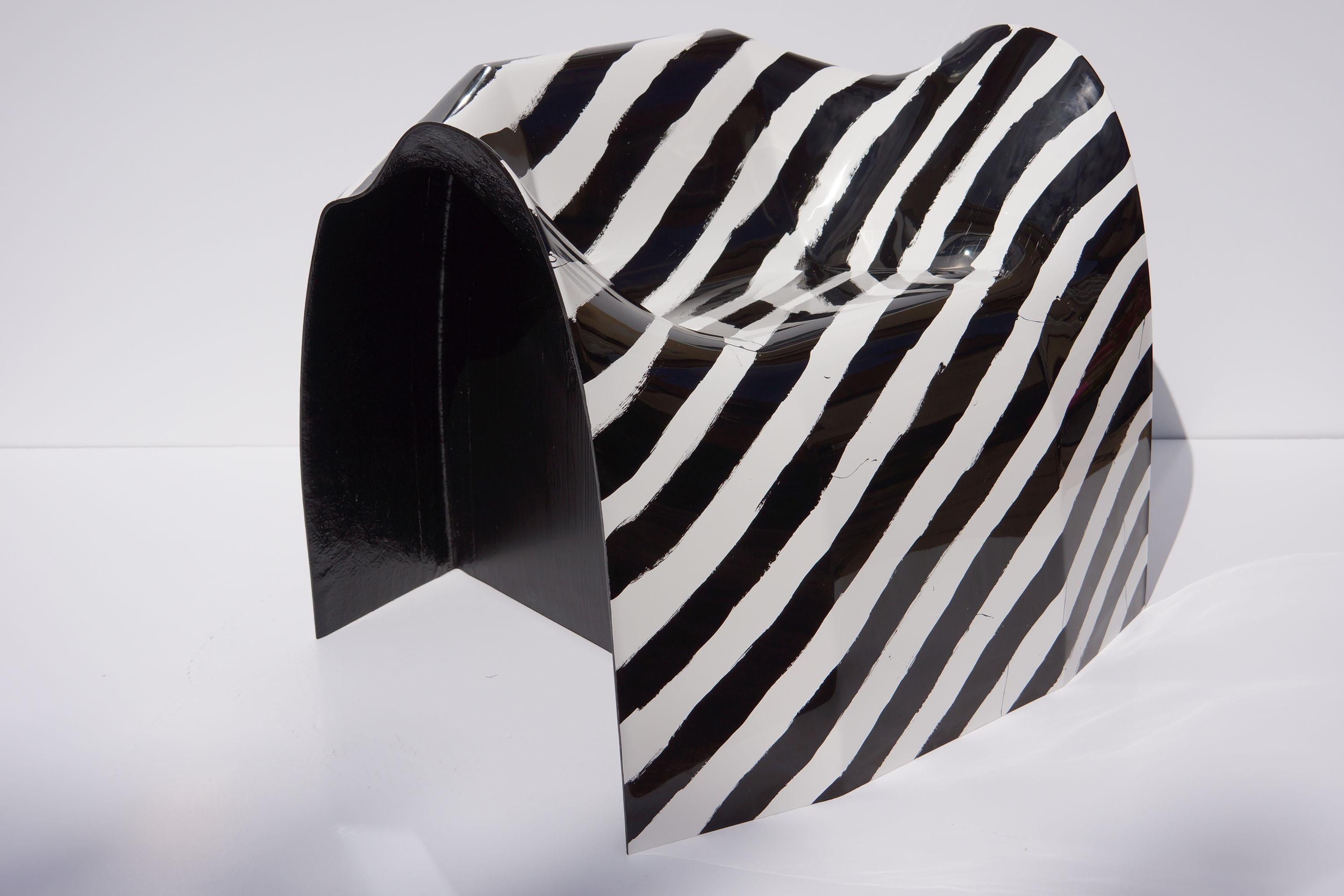 Sedia Organic Loop Stripes in composito di fibra di vetro dipinta a mano di Julian Mayor in vendita 3