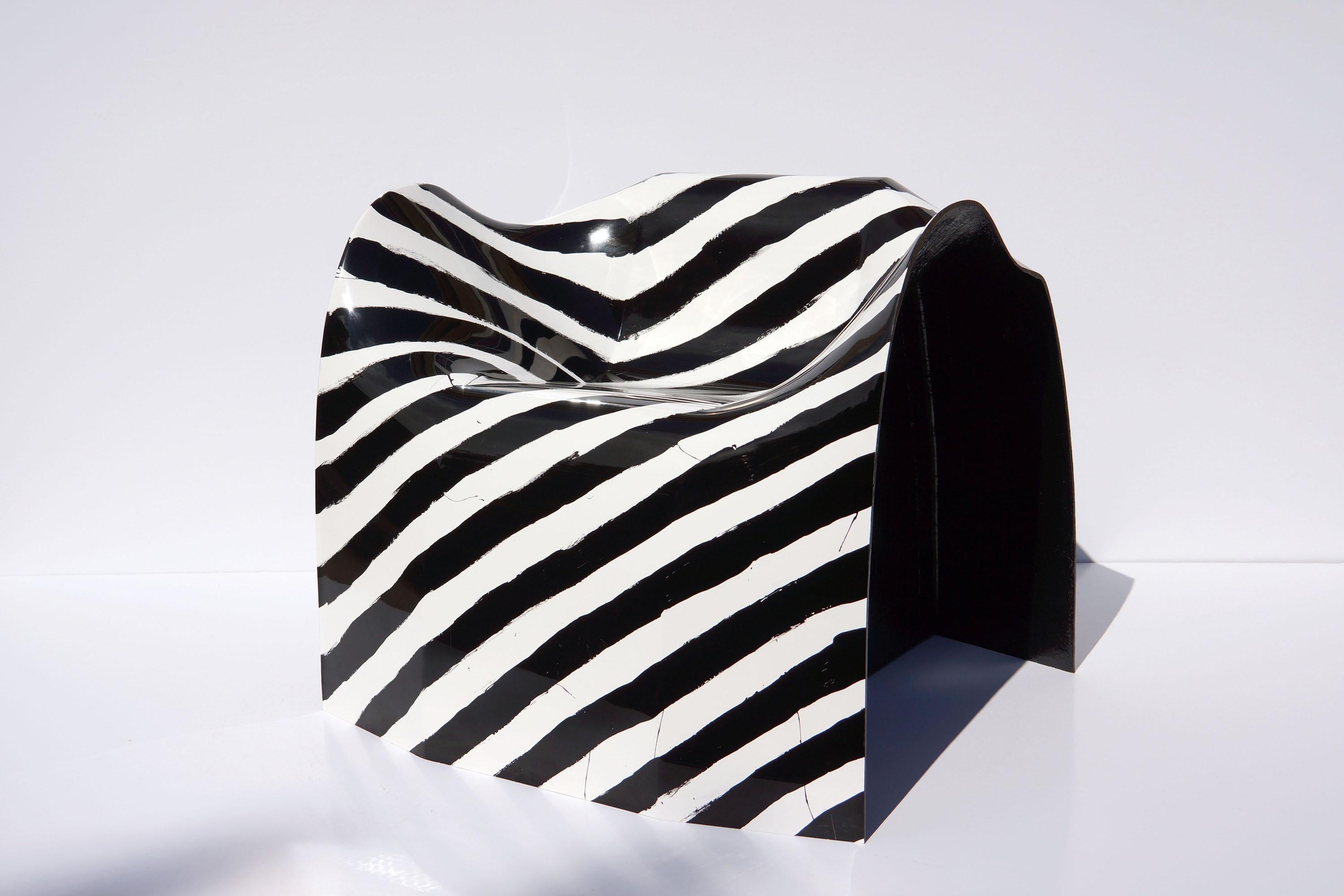 Sedia Organic Loop Stripes in composito di fibra di vetro dipinta a mano di Julian Mayor
Edizione limitata di 20 pezzi.
Dimensioni: P 73 x L 83 x H 70 cm. 
Materiali: Composito in fibra di vetro.

Julian Mayor è un artista e designer britannico
